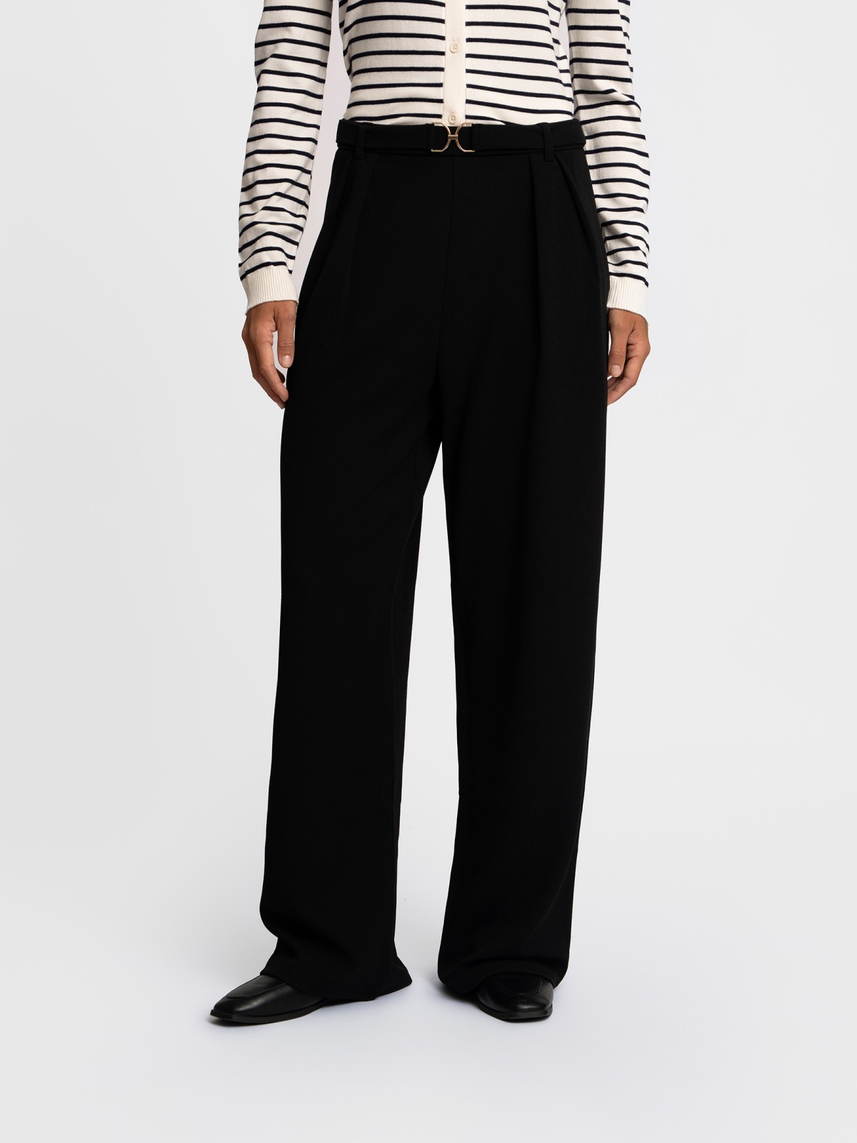 Прямые брюки на резинке с защипами