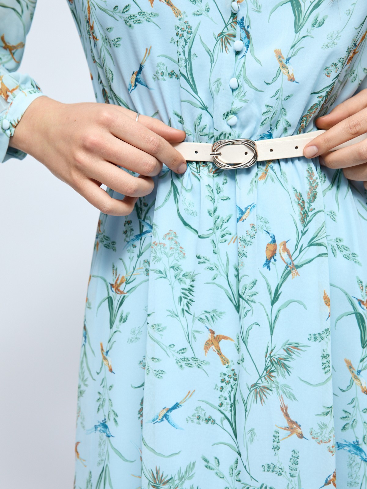 Шифоновое платье мини с вырезом и ремнём