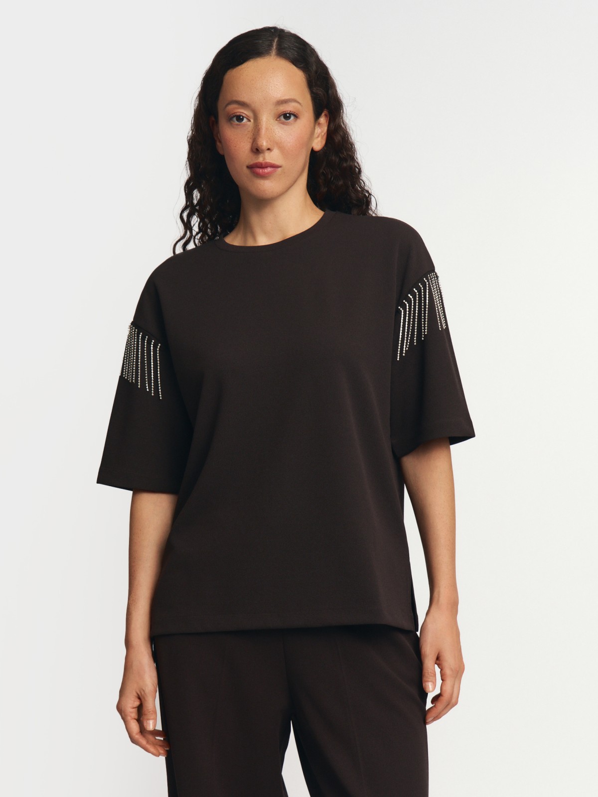 Футболка с бахромой и стразами