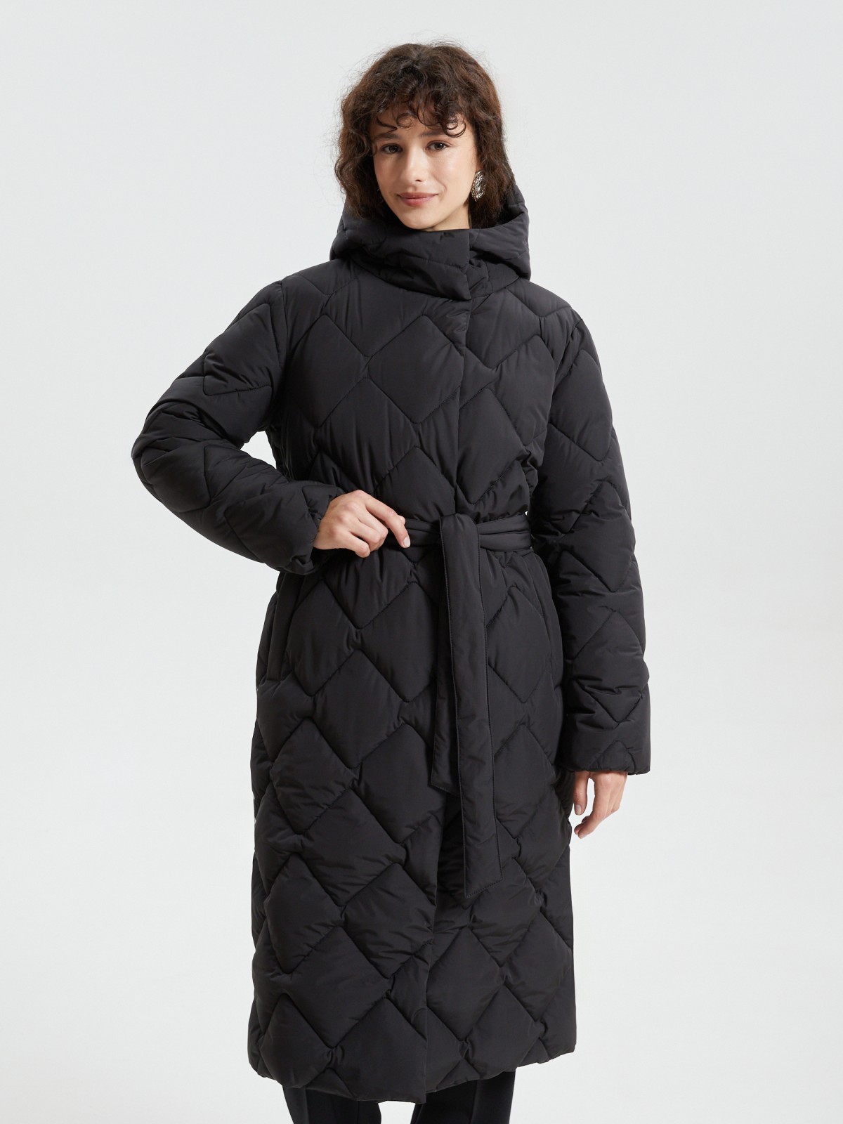 Тёплая стёганая куртка-пальто с капюшоном и поясом
