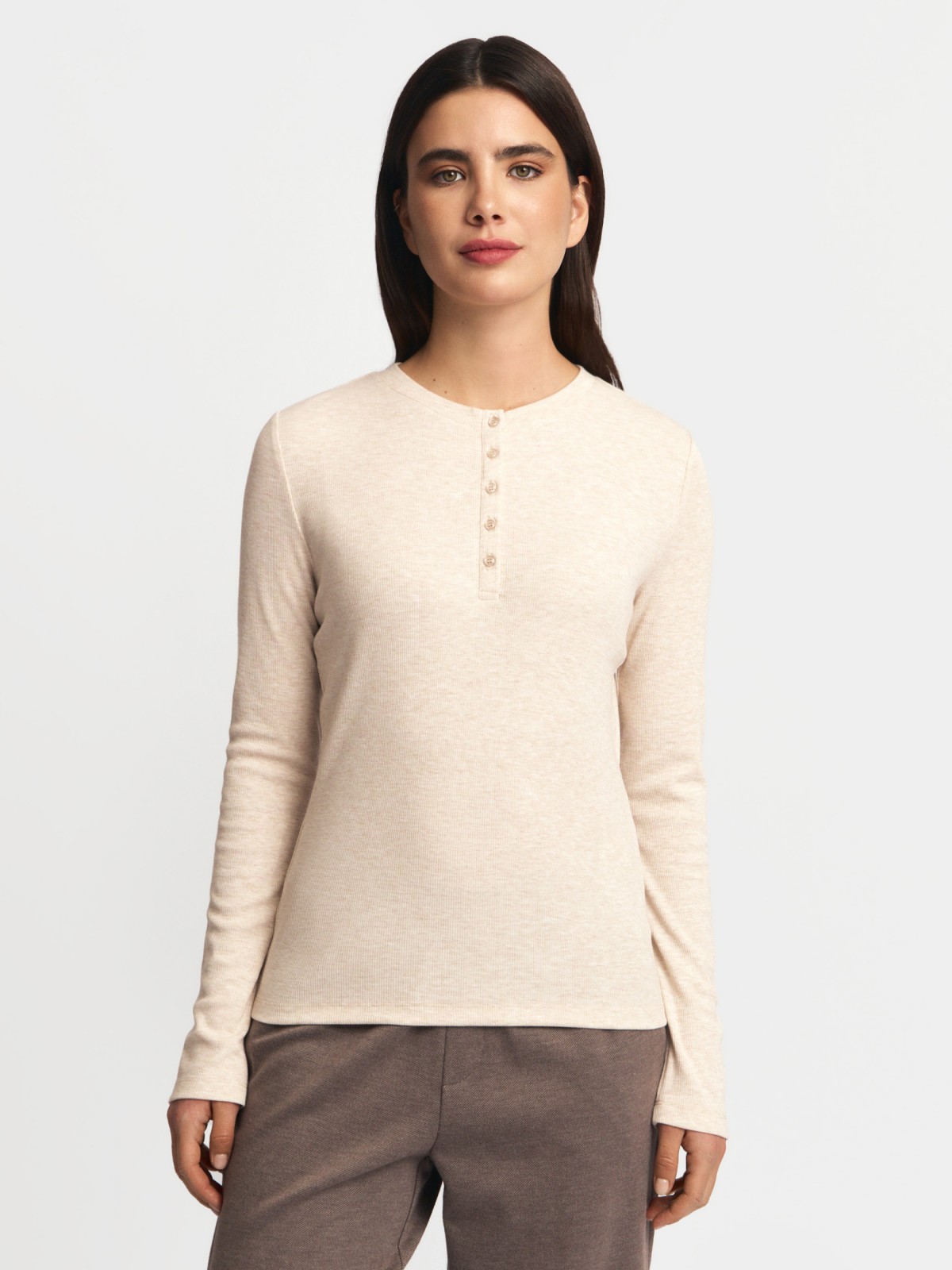 Трикотажный лонгслив хенли на пуговицах