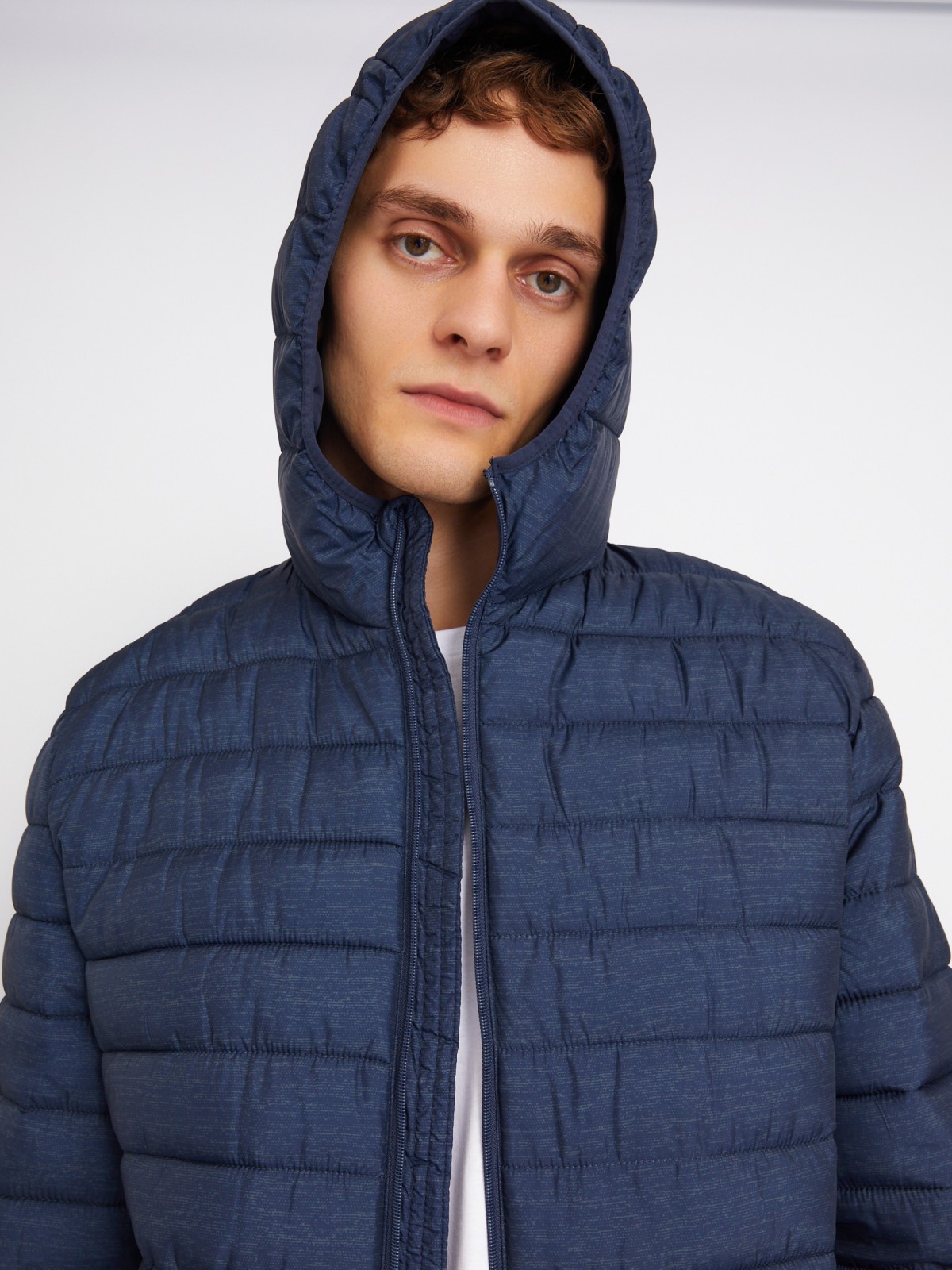 Лёгкая утеплённая стёганая куртка на молнии с капюшоном zolla 012335114184, цвет синий, размер L - фото 4