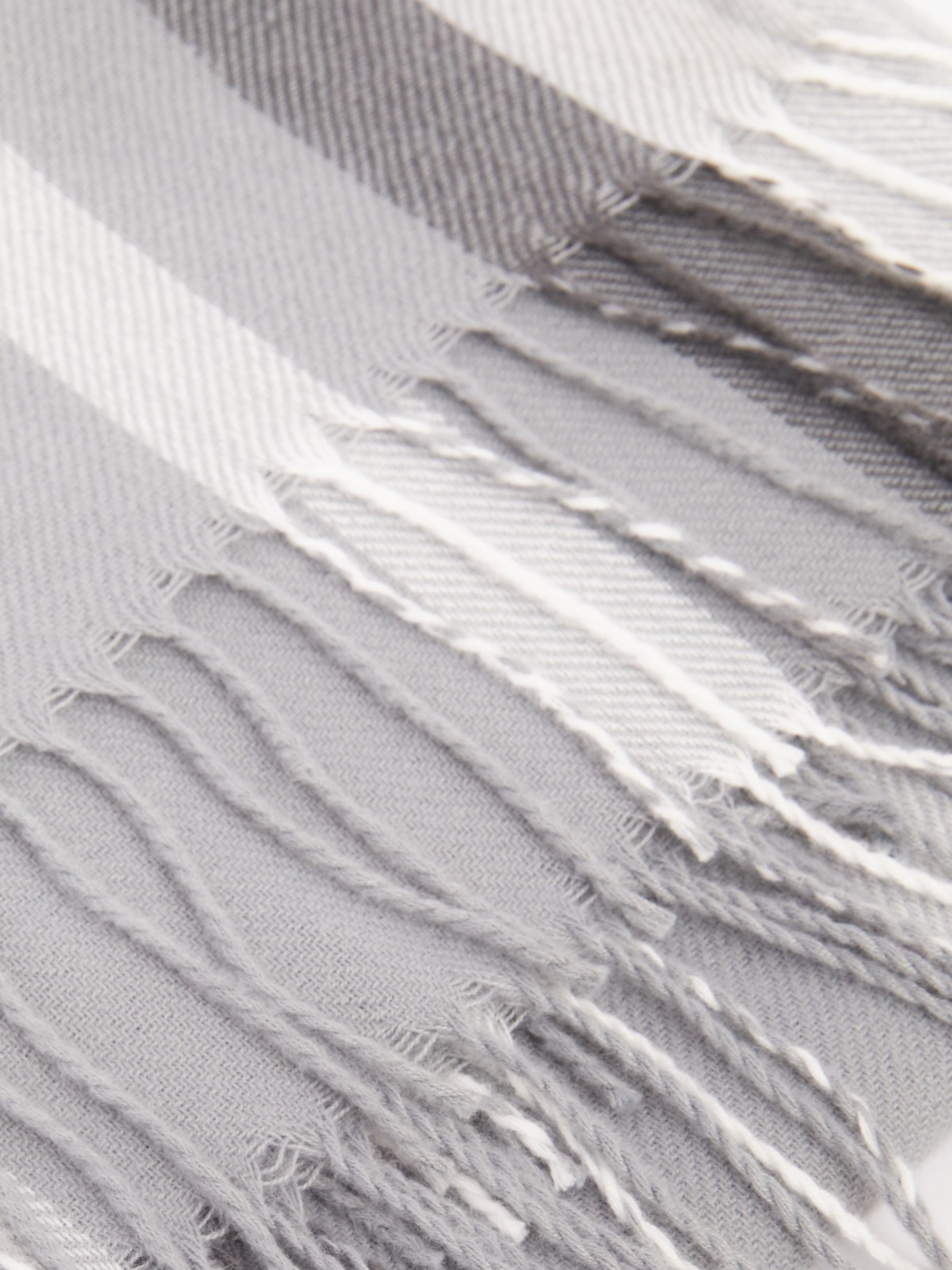Тёплый тканевый шарф в клетку с длинной бахромой zolla 023339159095, цвет серый, размер No_size - фото 3