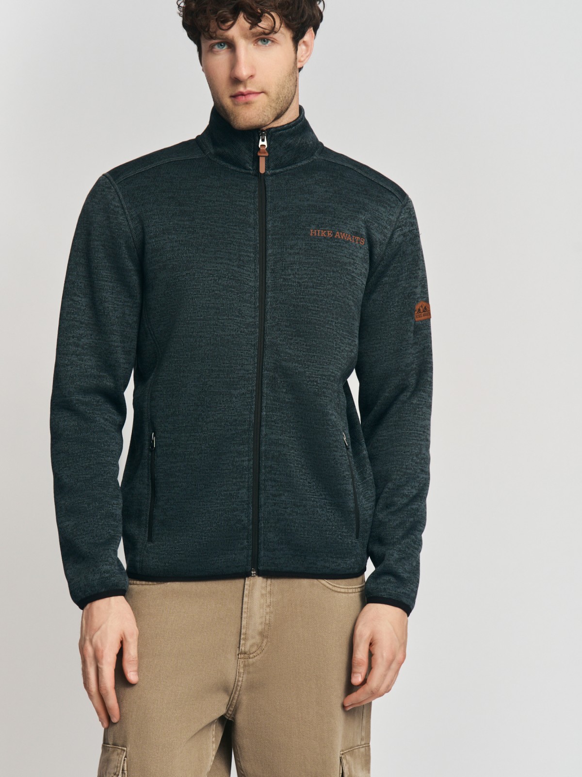 Утеплённая толстовка с воротником-стойкой