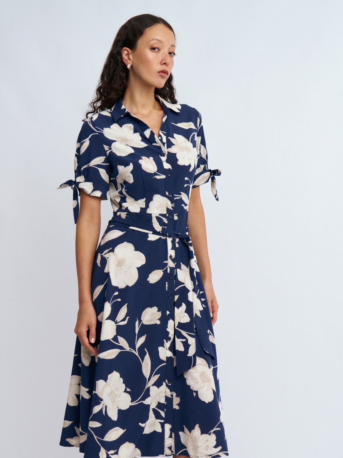Платье-рубашка длины миди с поясом и принтом
