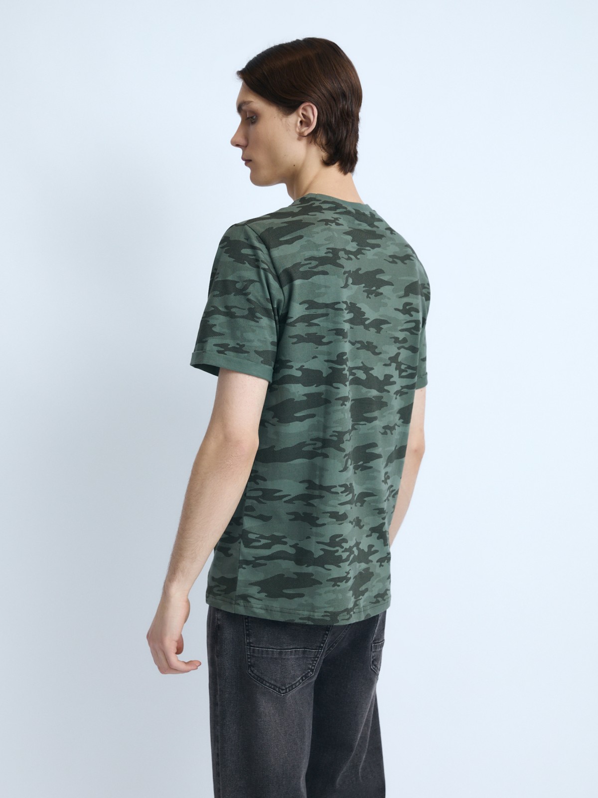Камуфляжная футболка из хлопка с принтом-надписью