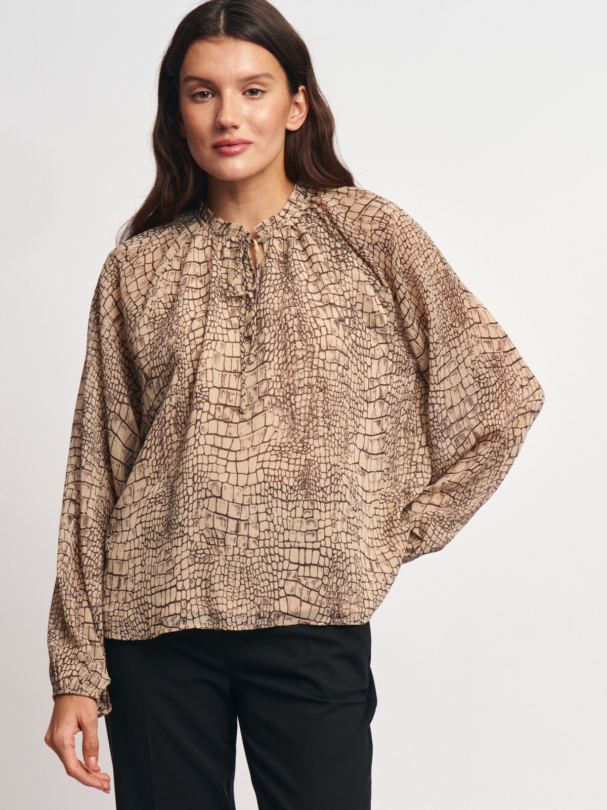 Блузка из шифона с принтом и завязками