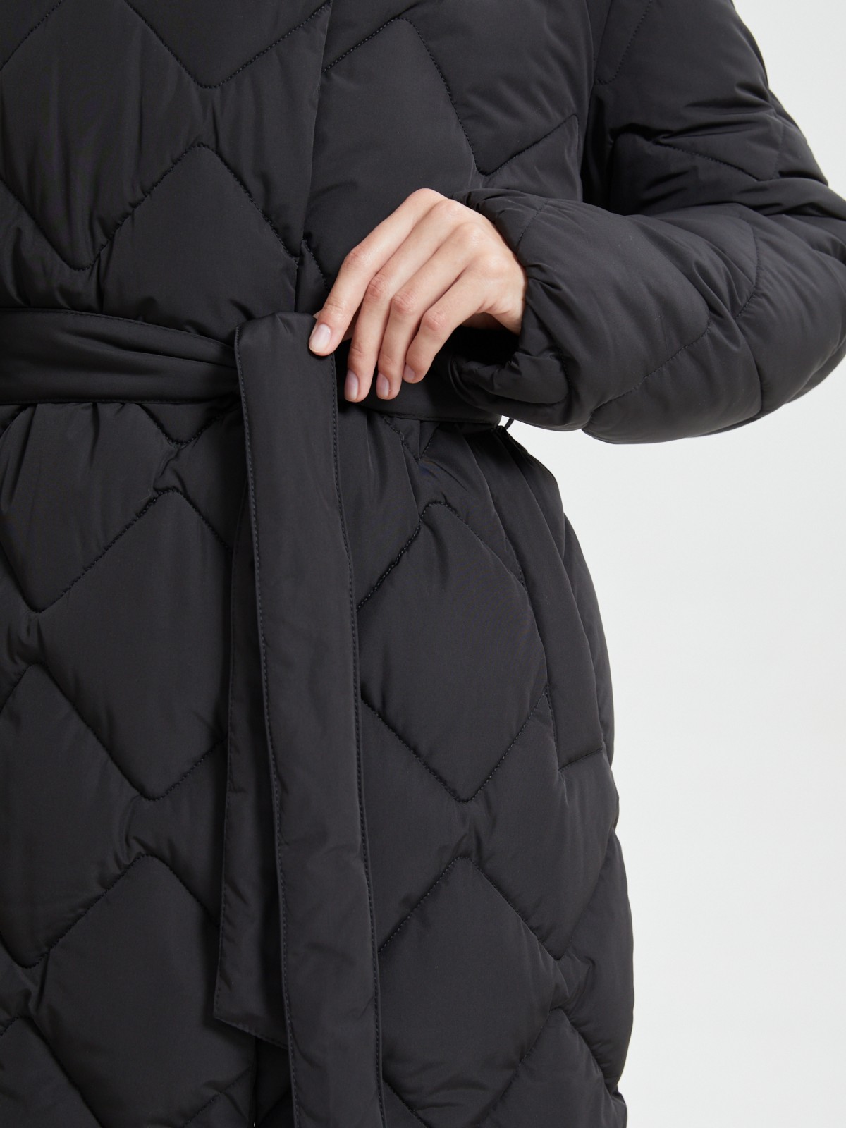 Тёплая стёганая куртка-пальто с капюшоном и поясом