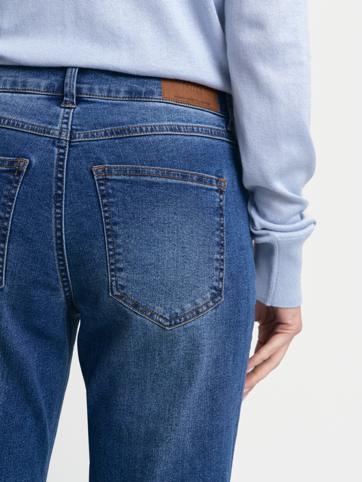 Джинсы прямого силуэта со средней посадкой