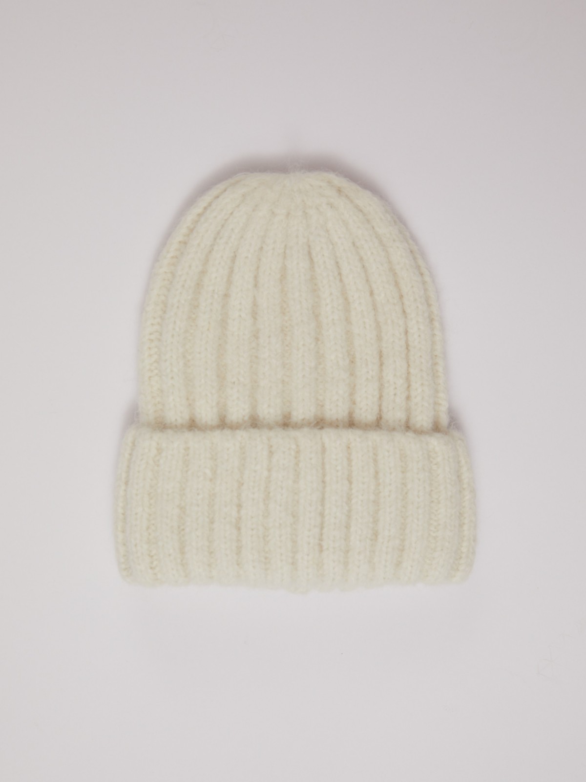 Тёплая вязаная шапка-бини из шерсти с отворотом 1299₽