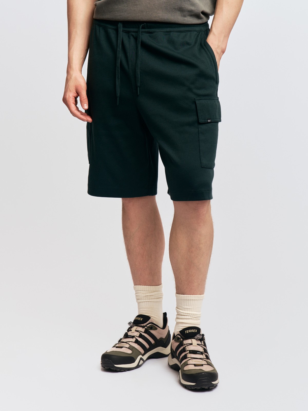 Шорты на резинке с карманами карго