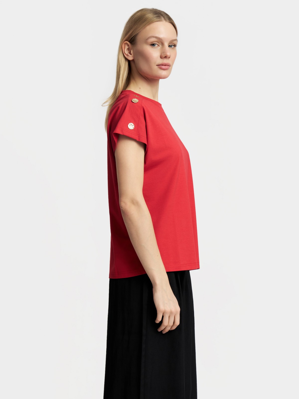 Футболка с металлическим декором