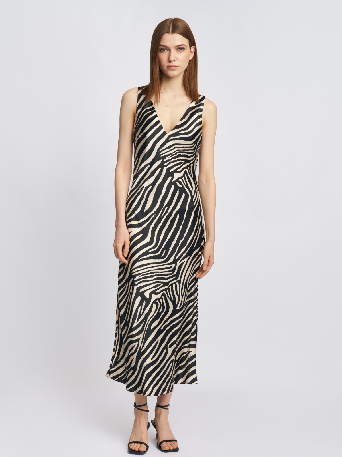 Атласное платье-комбинация миди с вырезом