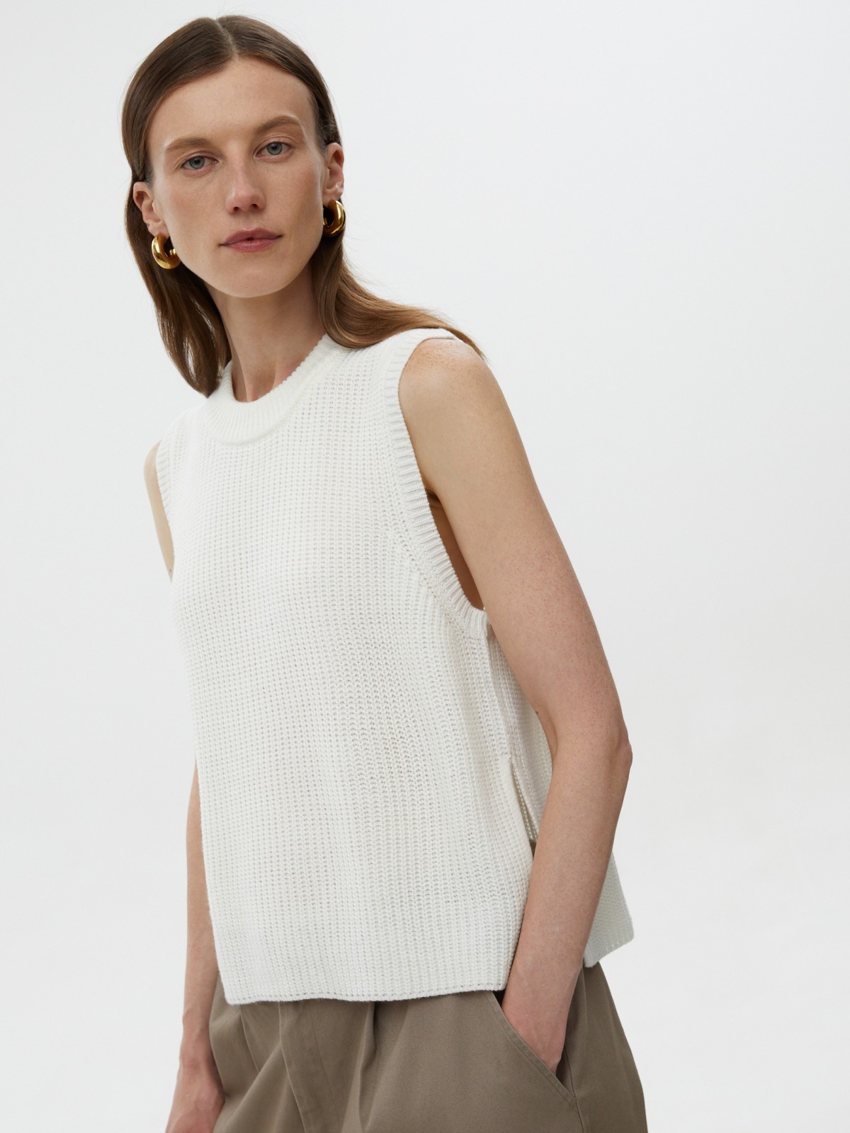 Вязаный жилет без рукавов