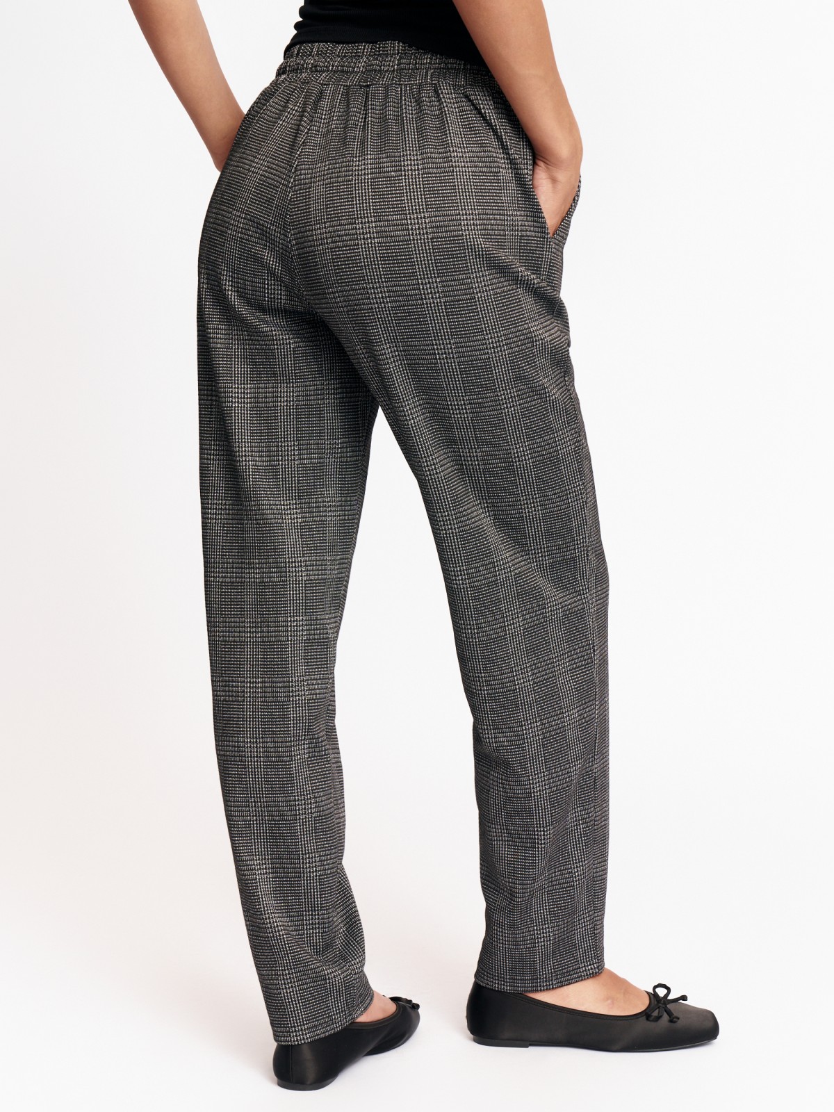 Брюки фасона Carrot на резинке в клетку