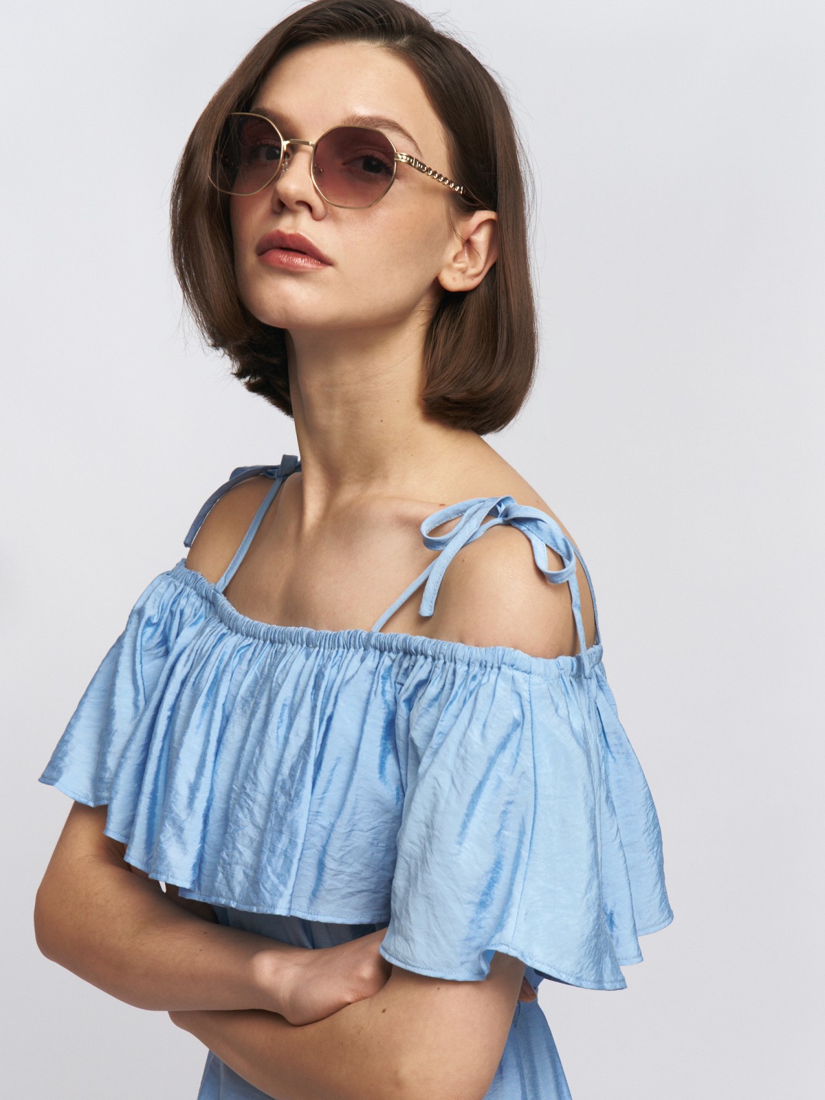 Платье-сарафан с открытыми плечами и разрезом