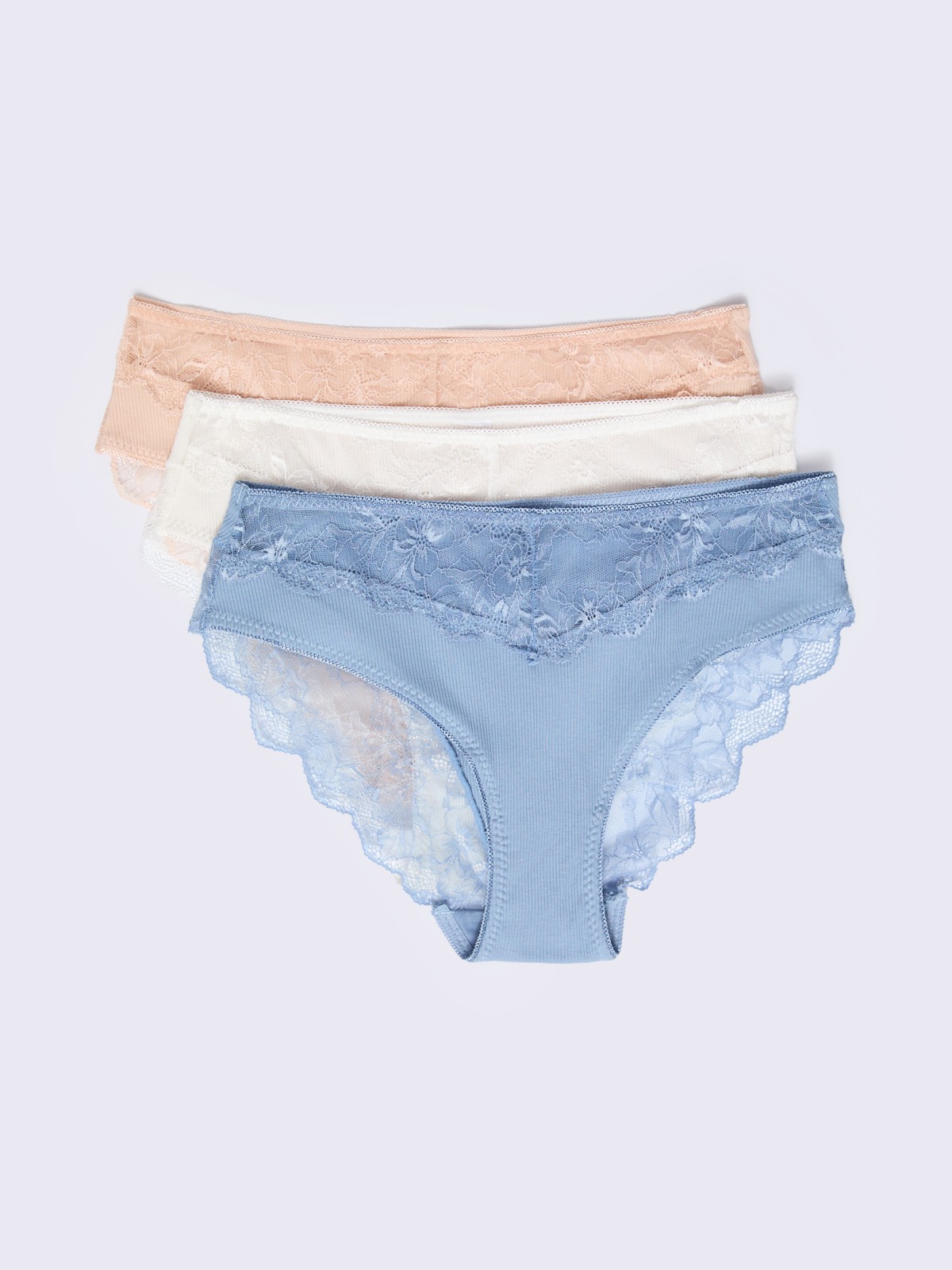 Набор кружевных трусов 3 шт в комплекте 599₽