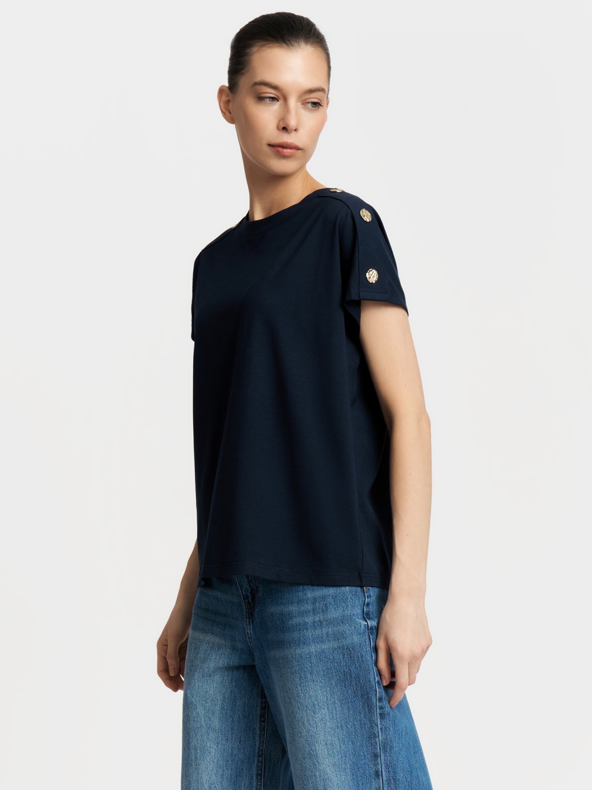 Футболка с металлическим декором