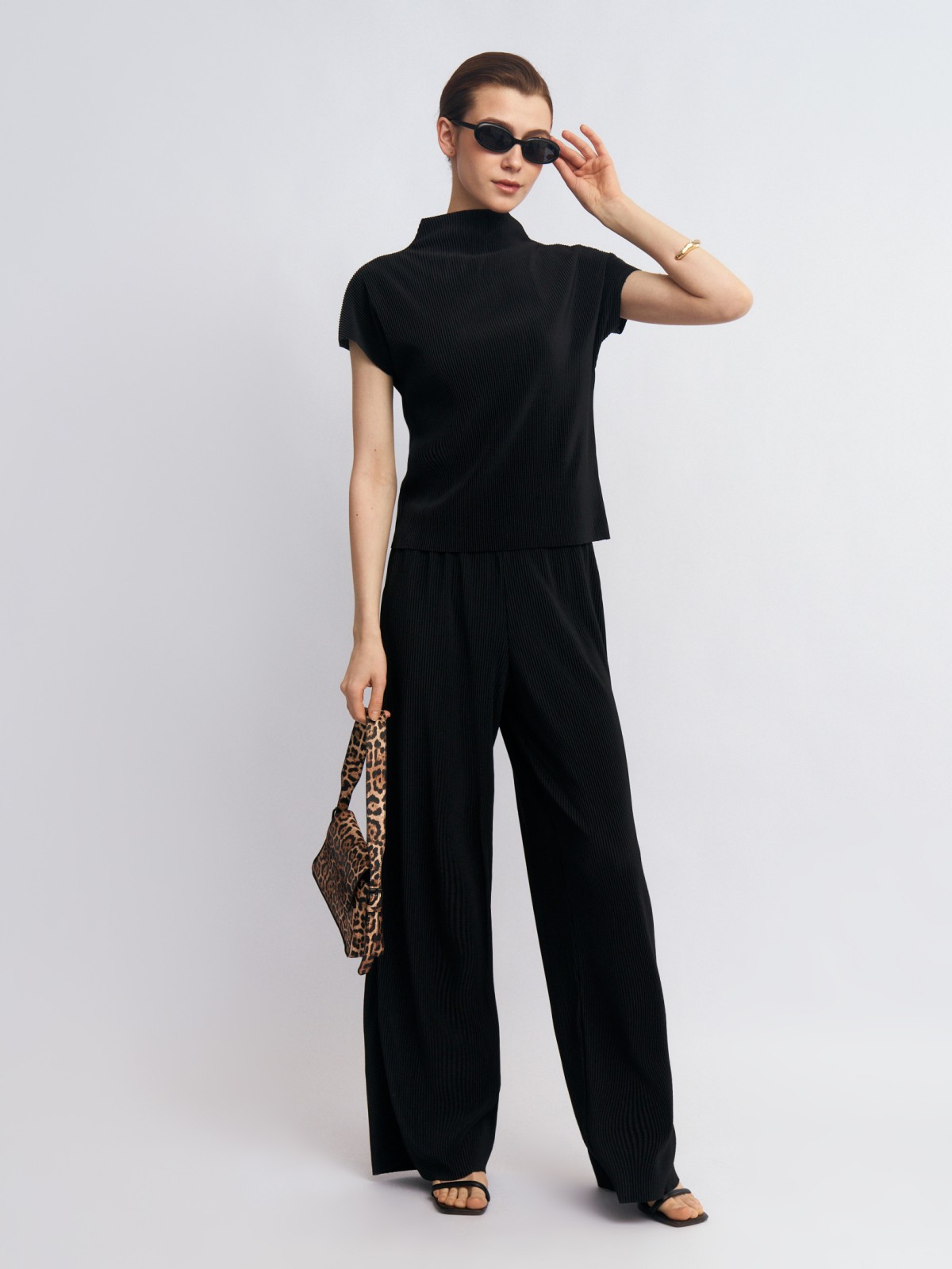 Футболка из фактурной ткани с коротким рукавом