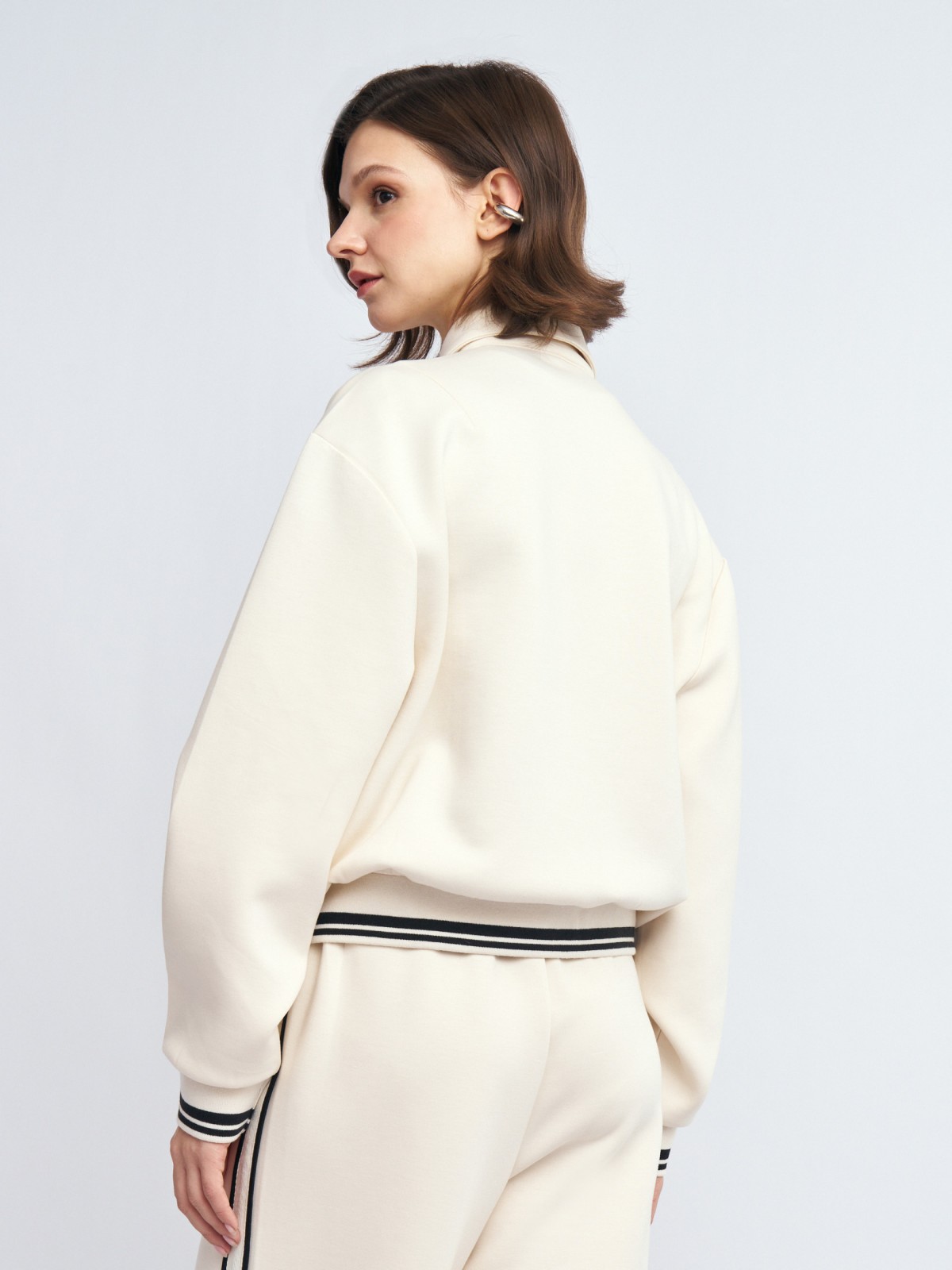 Трикотажный бомбер с воротником