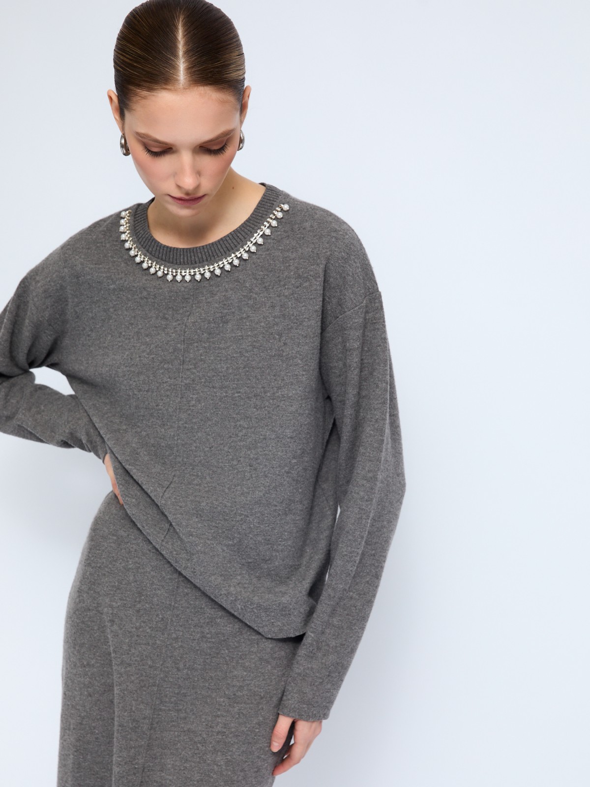 Трикотажный джемпер с декором у выреза