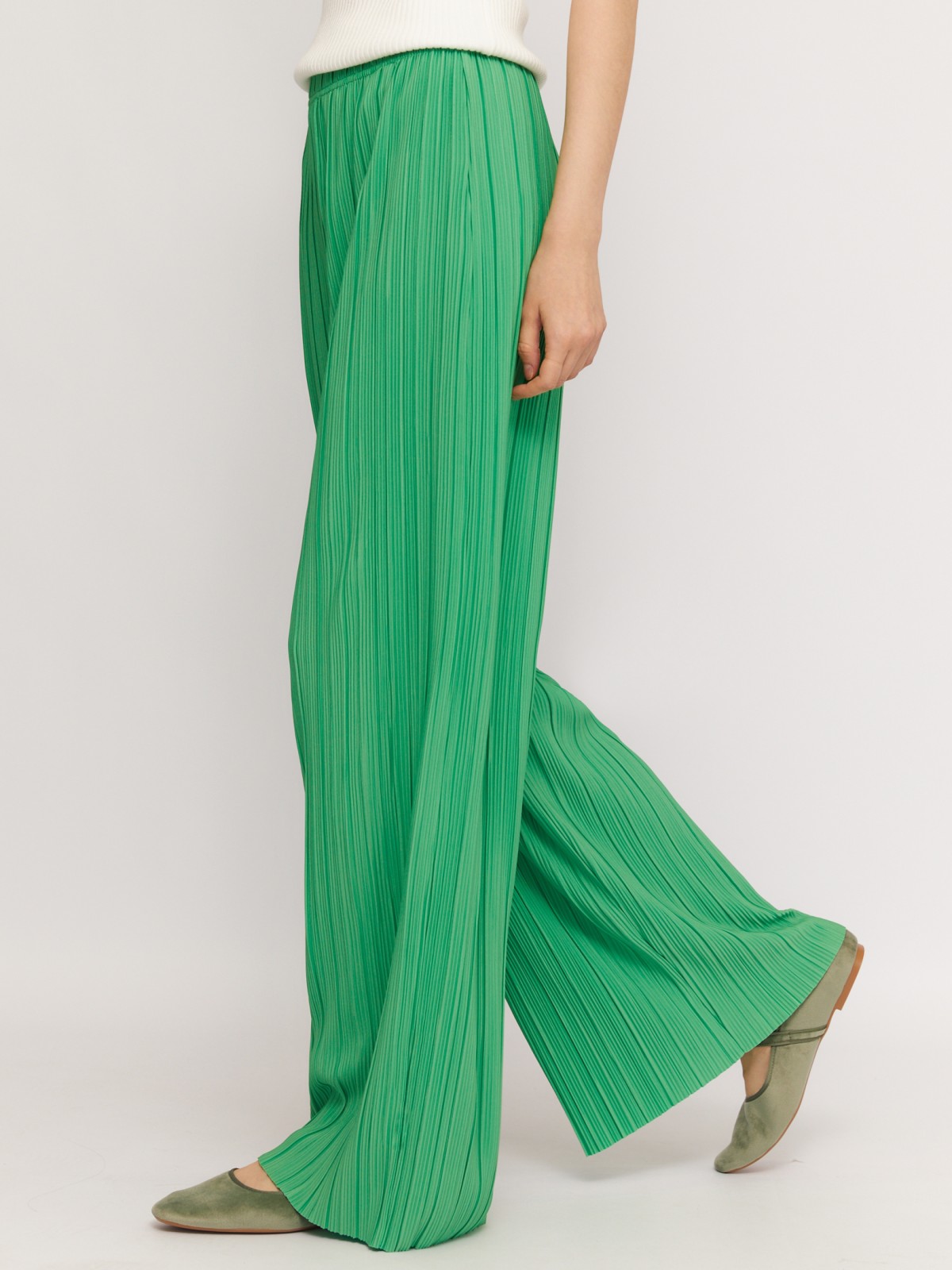 Широкие брюки из фактурной ткани на резинке