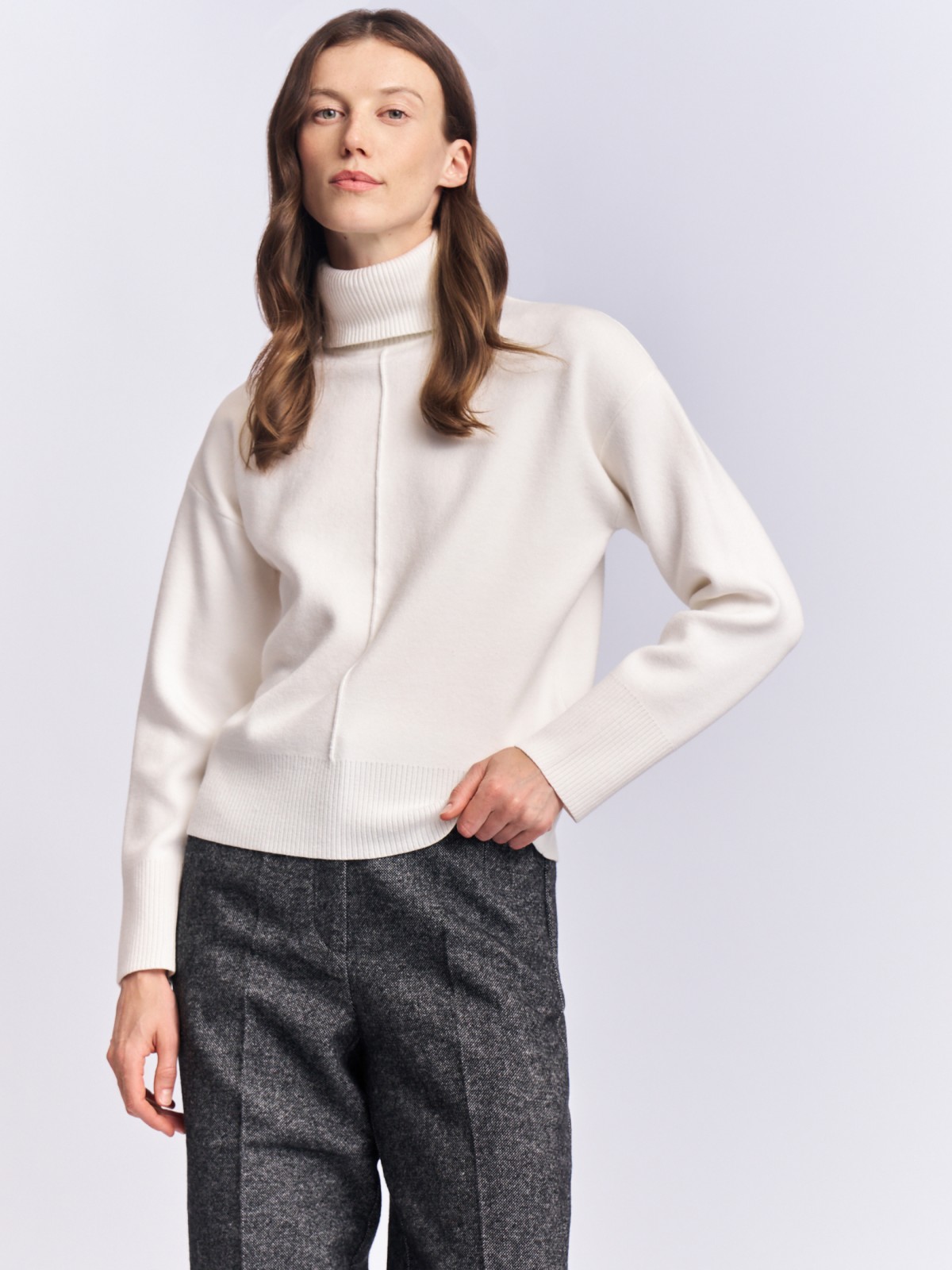 Трикотажный свитер с горлом