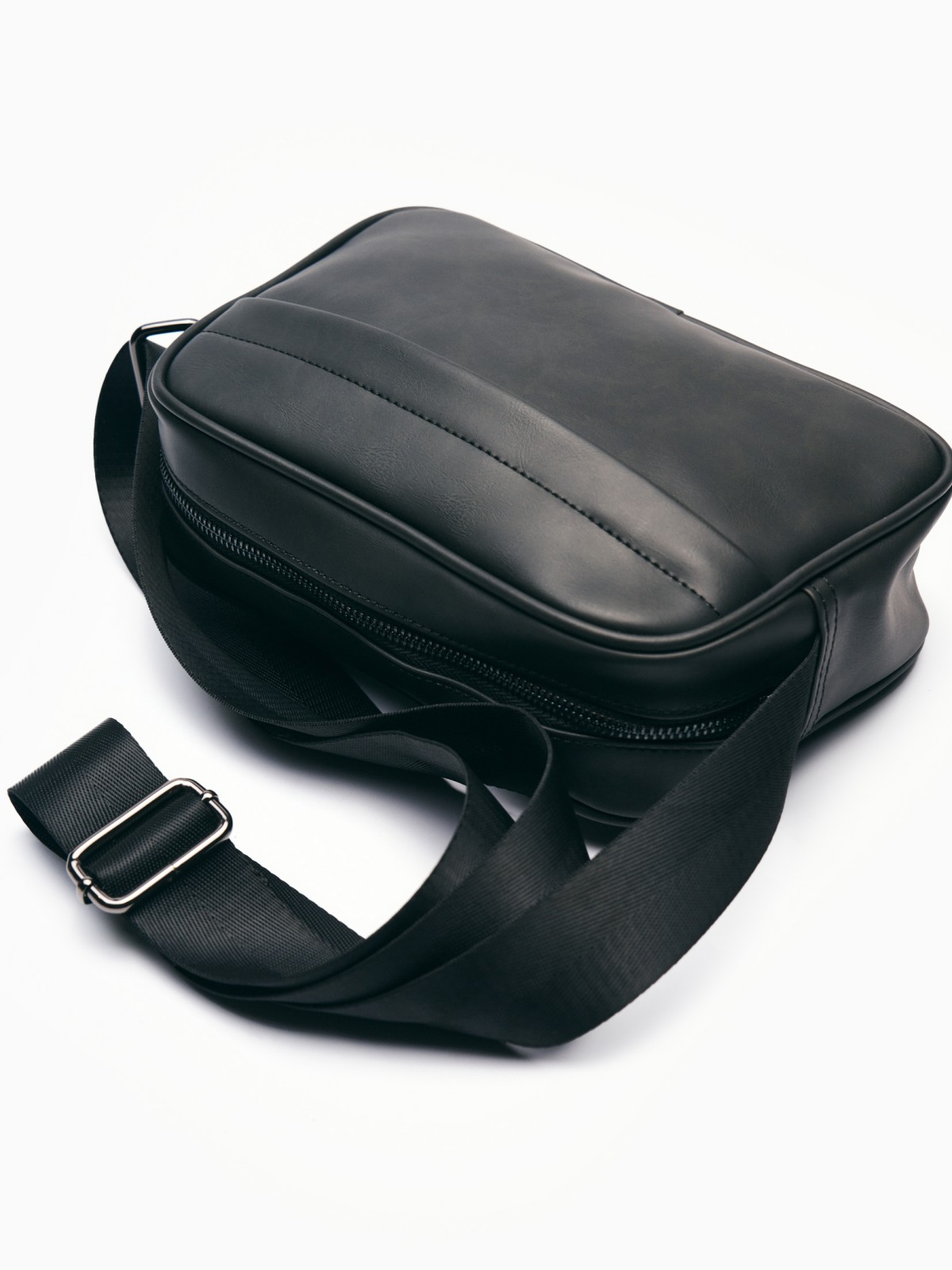 Сумка кросс-боди на ремешке через плечо