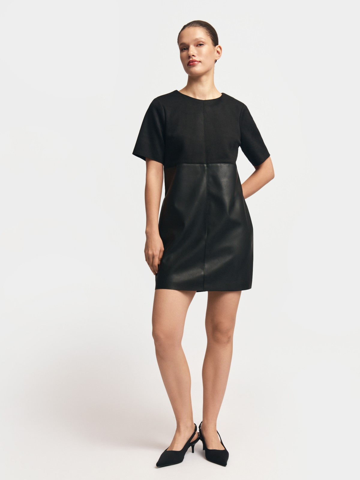 Комбинированное платье-футболка из экокожи и экозамши
