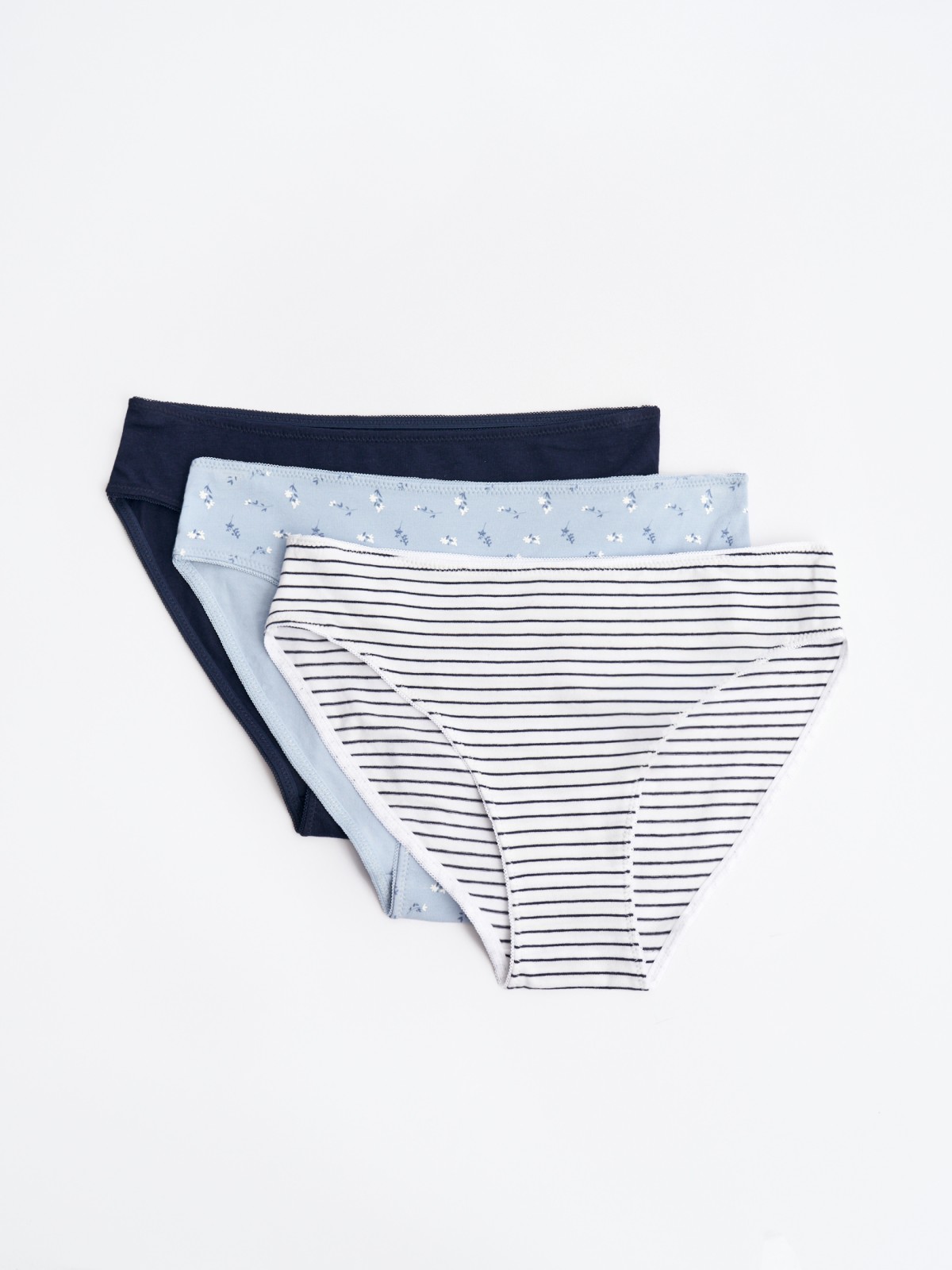Набор трусов с рисунком 3 шт в комплекте 499₽