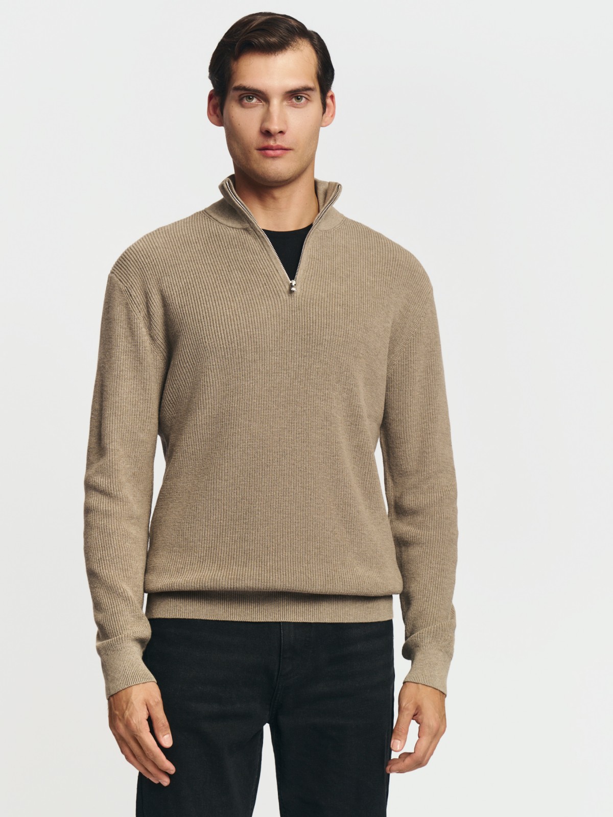 Тонкий вязаный свитер с горлом на молнии