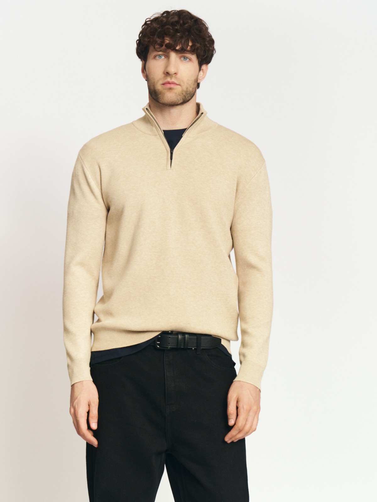 Тонкий трикотажный свитер с горлом на молнии