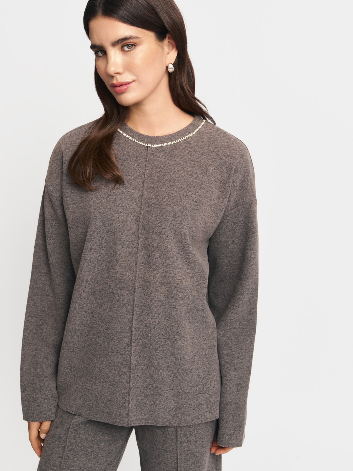 Трикотажный джемпер с декором у выреза