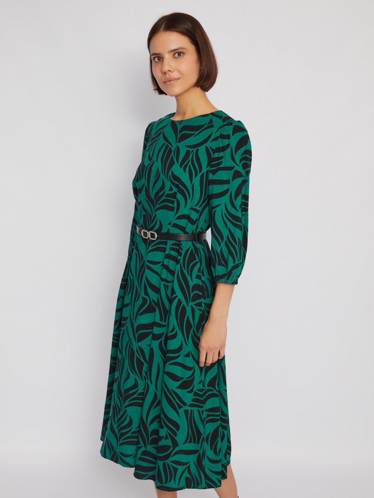 Платье длины миди из вискозы с принтом и ремнём на талию zolla 024128262132, цвет зеленый, размер S - фото 1