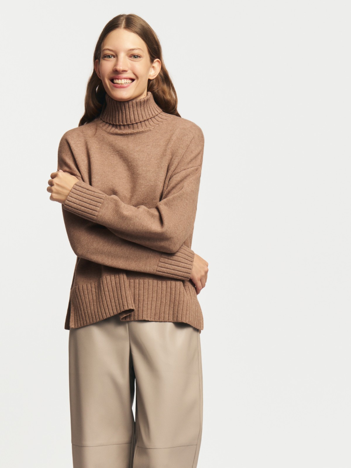 Вязаный свитер с горлом