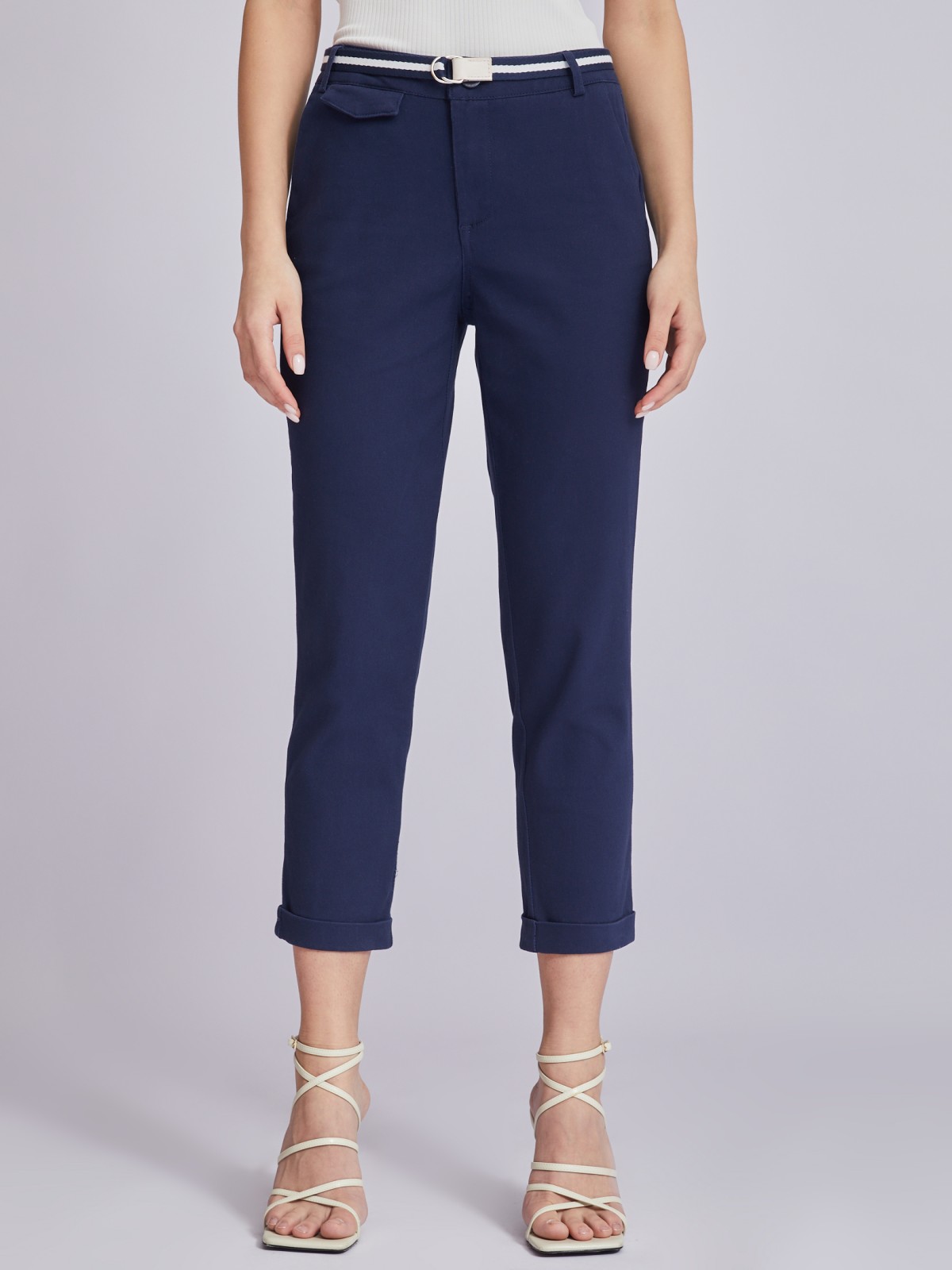 Укороченные брюки-чинос с ремнём