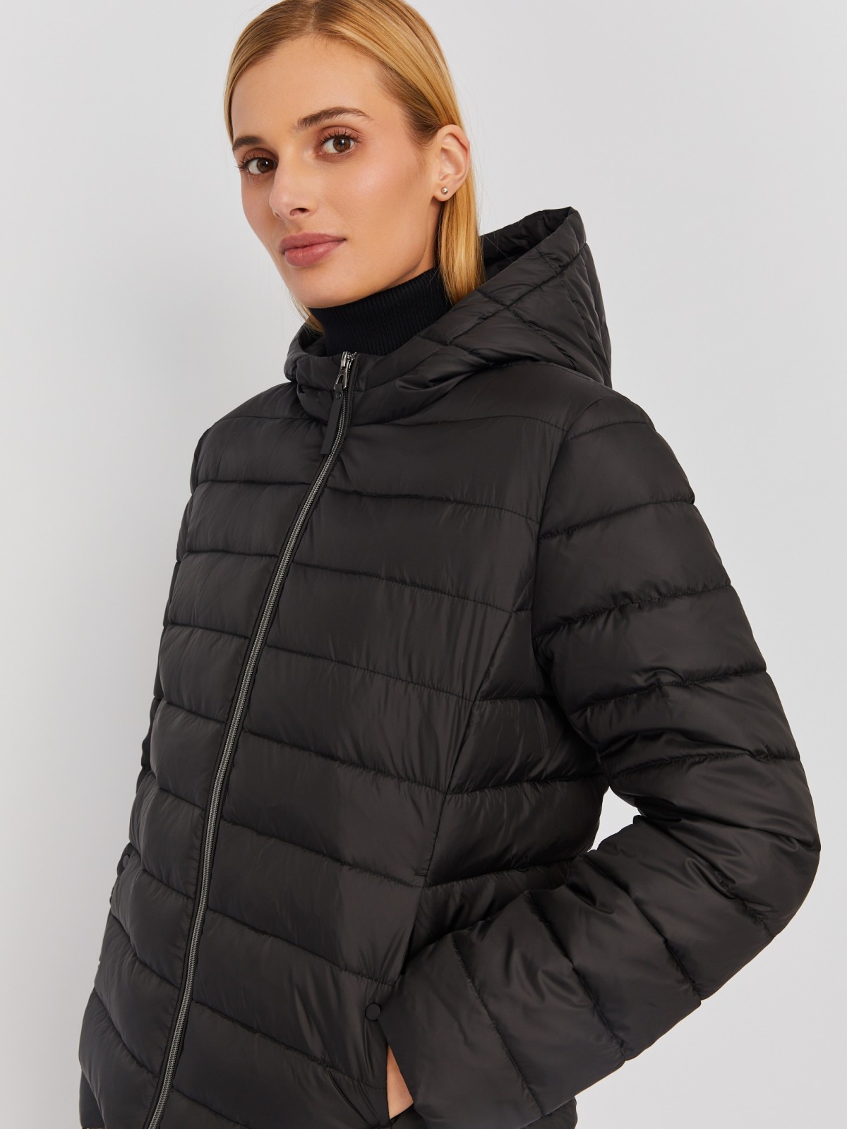 Утеплённая стёганая куртка укороченного фасона с капюшоном zolla 023335112224, цвет черный, размер S - фото 3
