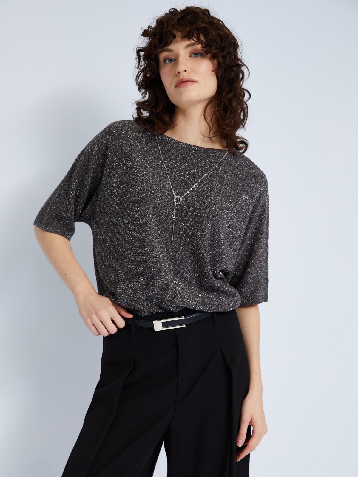 Блестящий джемпер с люрексом и декоративной подвеской