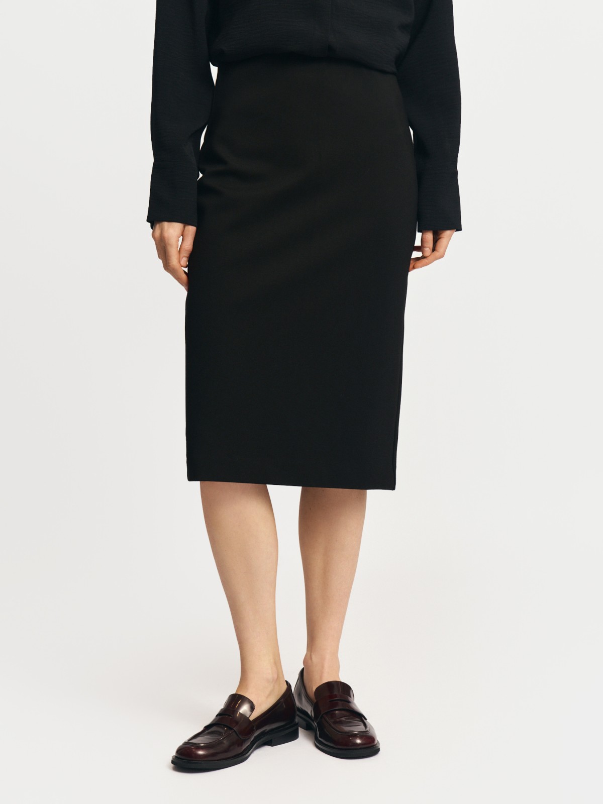 Трикотажная юбка-карандаш длины миди на резинке