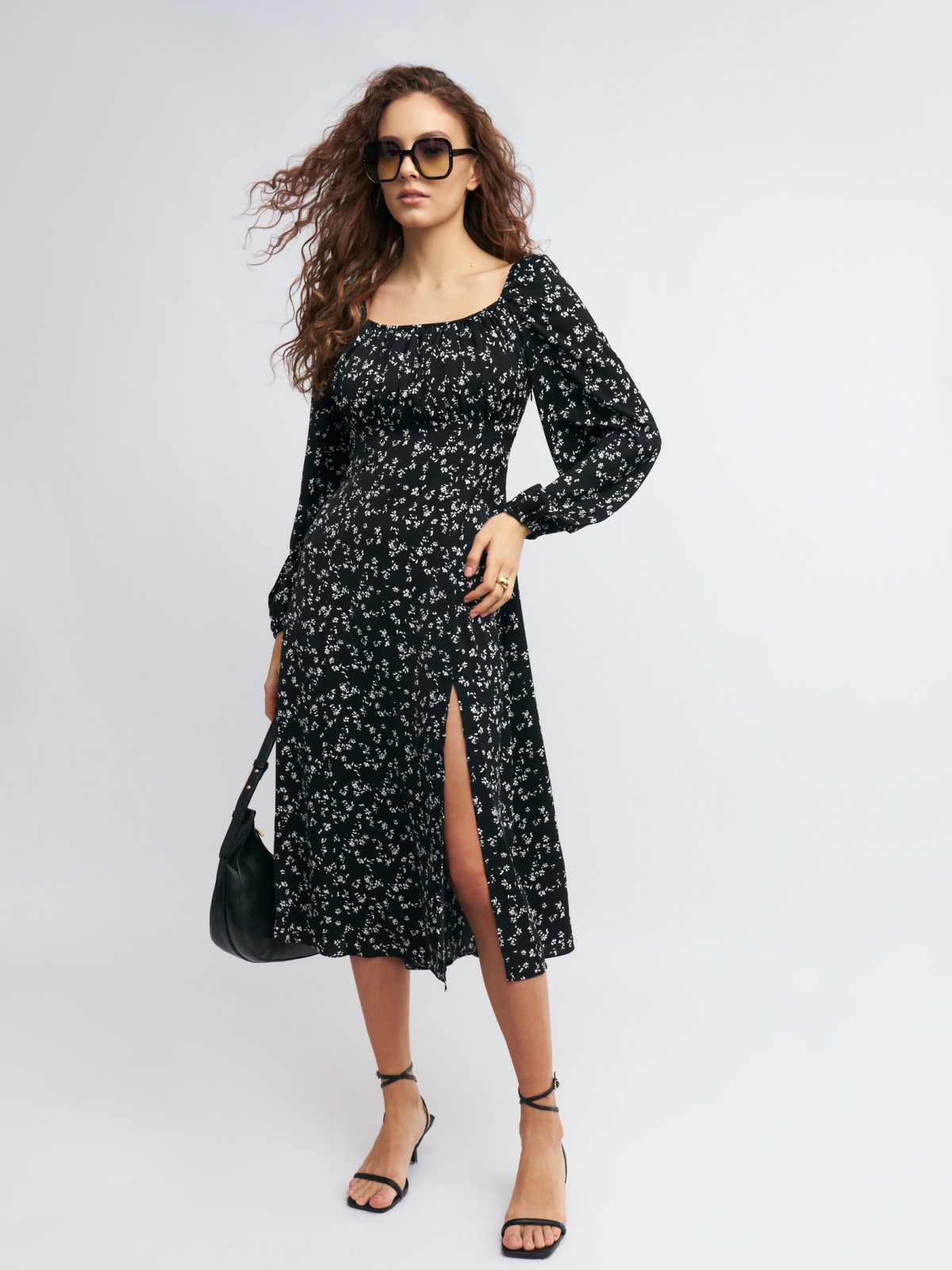 Платье миди с открытыми плечами и разрезом