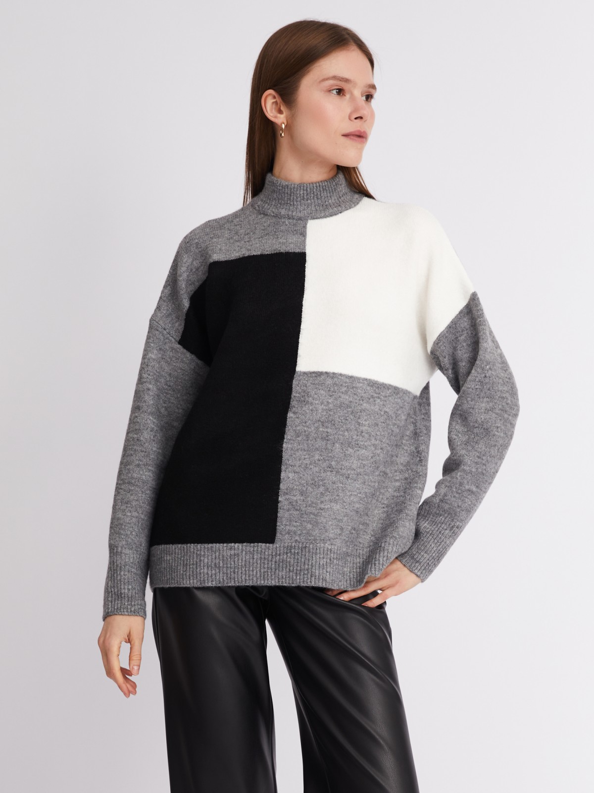 Вязаный свитер в стиле колор блок с воротником-стойкой