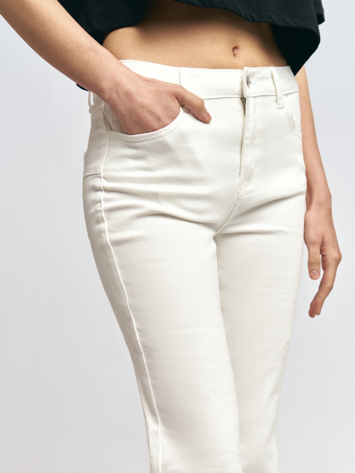 Джинсы силуэта Bootcut с Push-up эффектом и бахромой