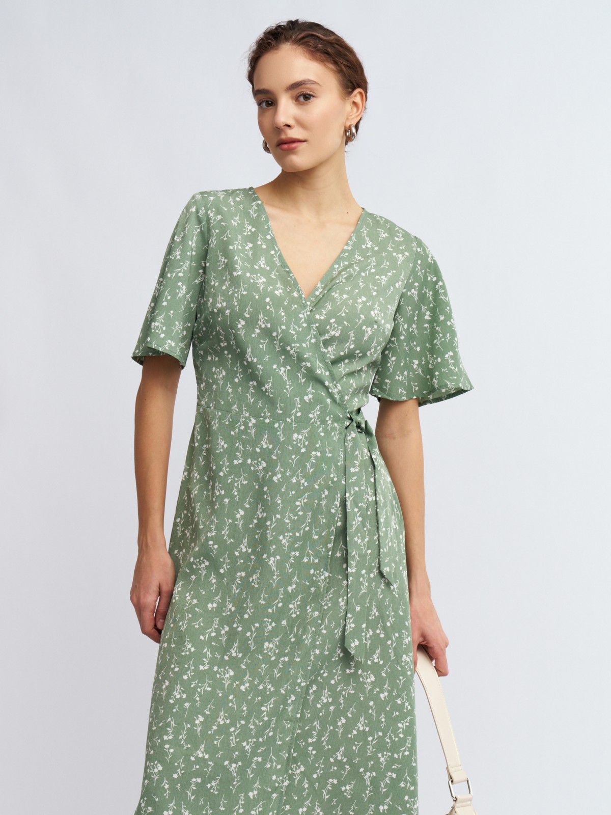 Платье миди с запахом и цветочным принтом