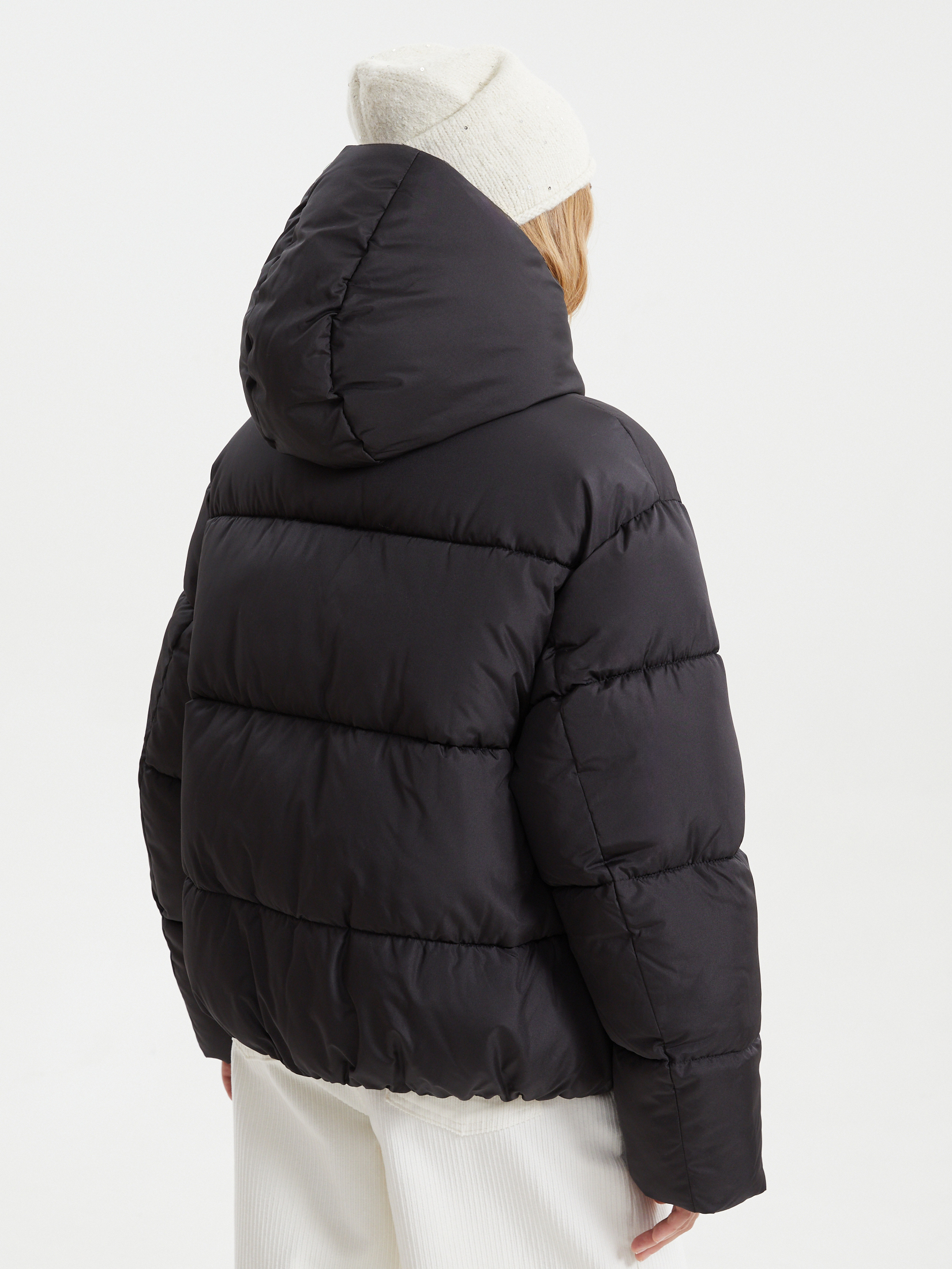 Короткая стёганая куртка с капюшоном