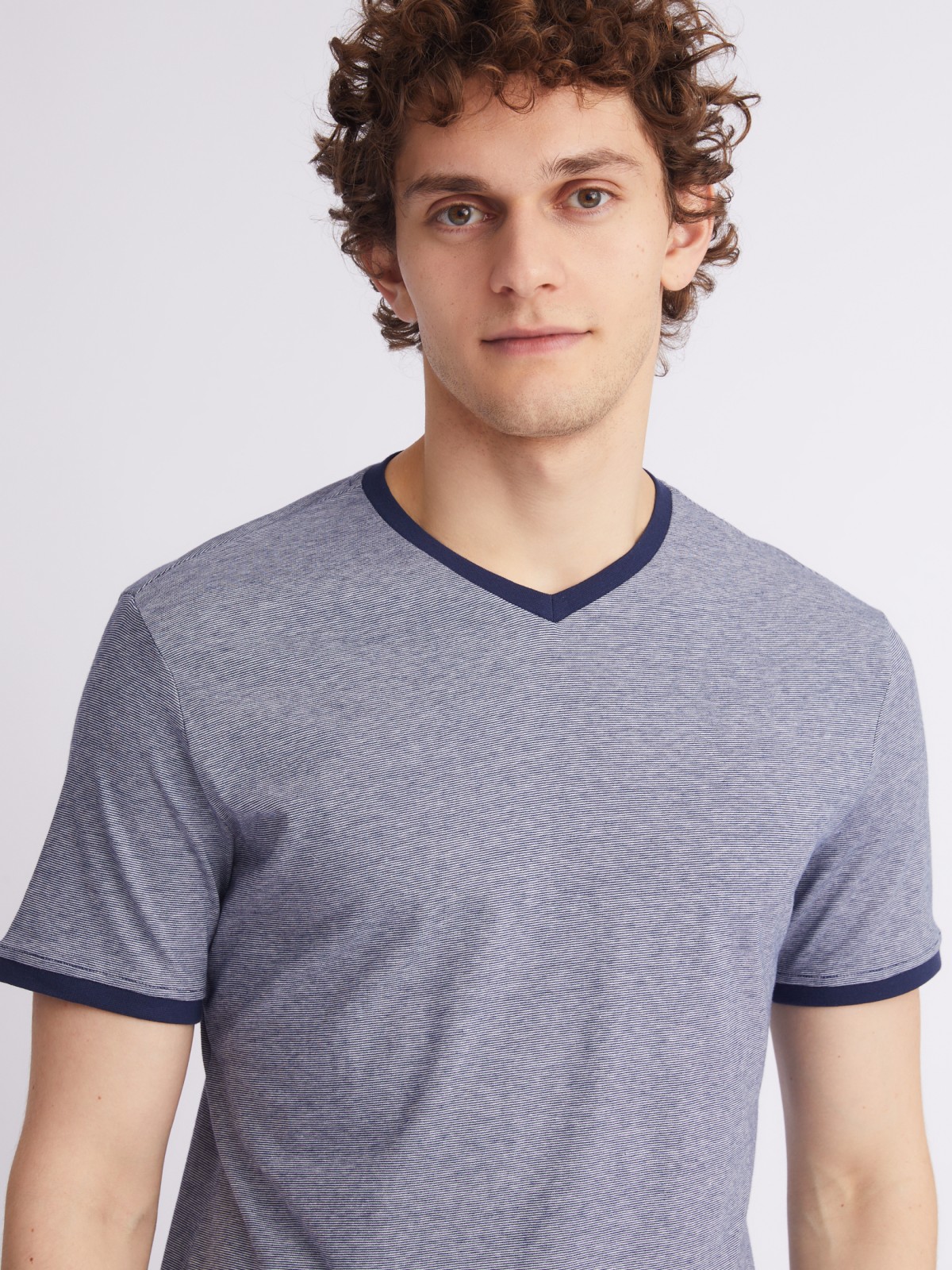 Футболка в полоску с треугольным вырезом