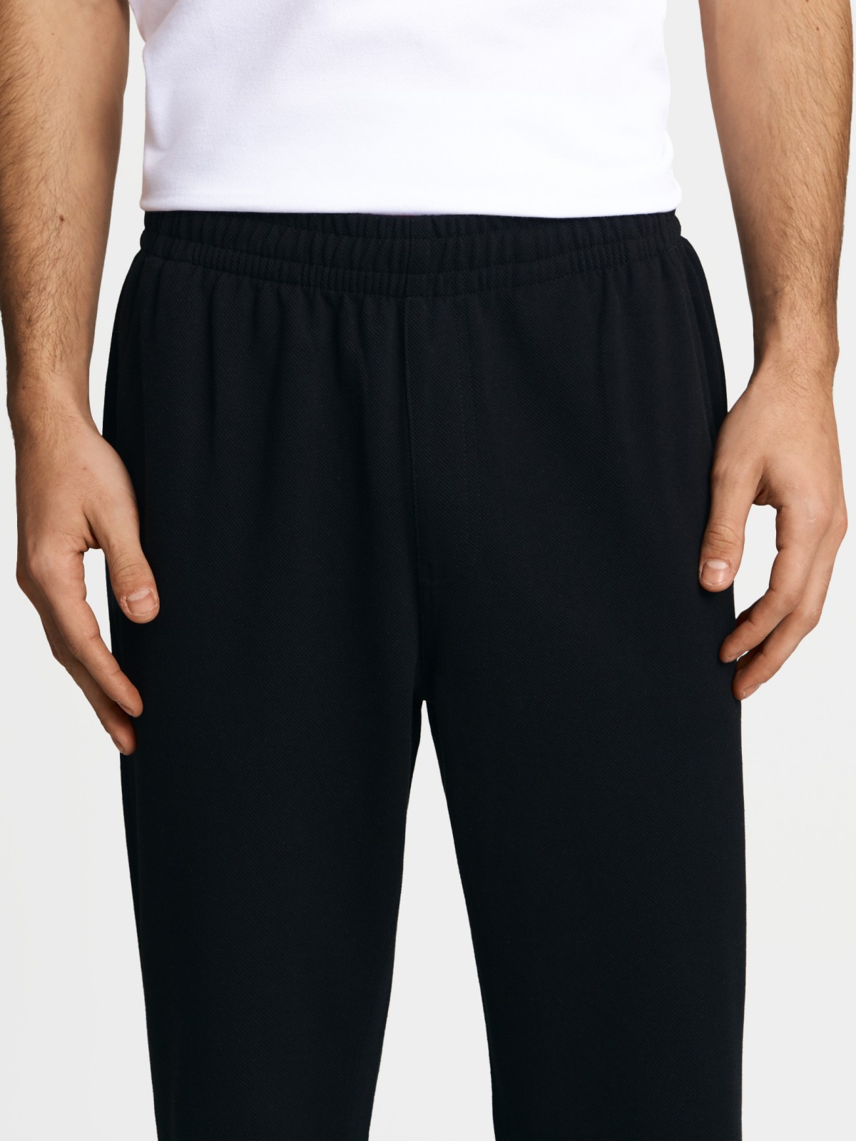 Брюки на резинке в спортивном стиле