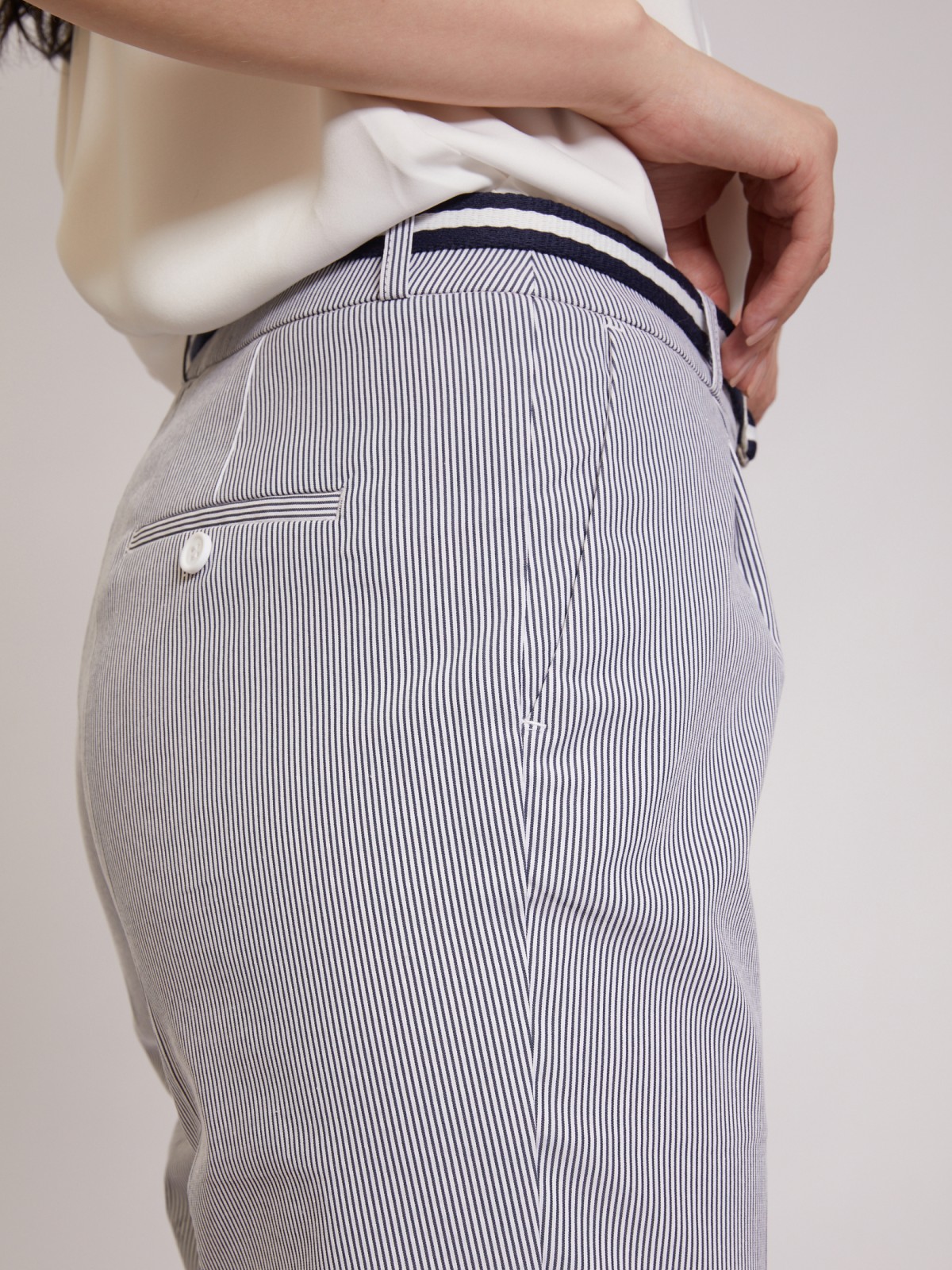 Брюки в тонкую полоску Брюки в тонкую полоску