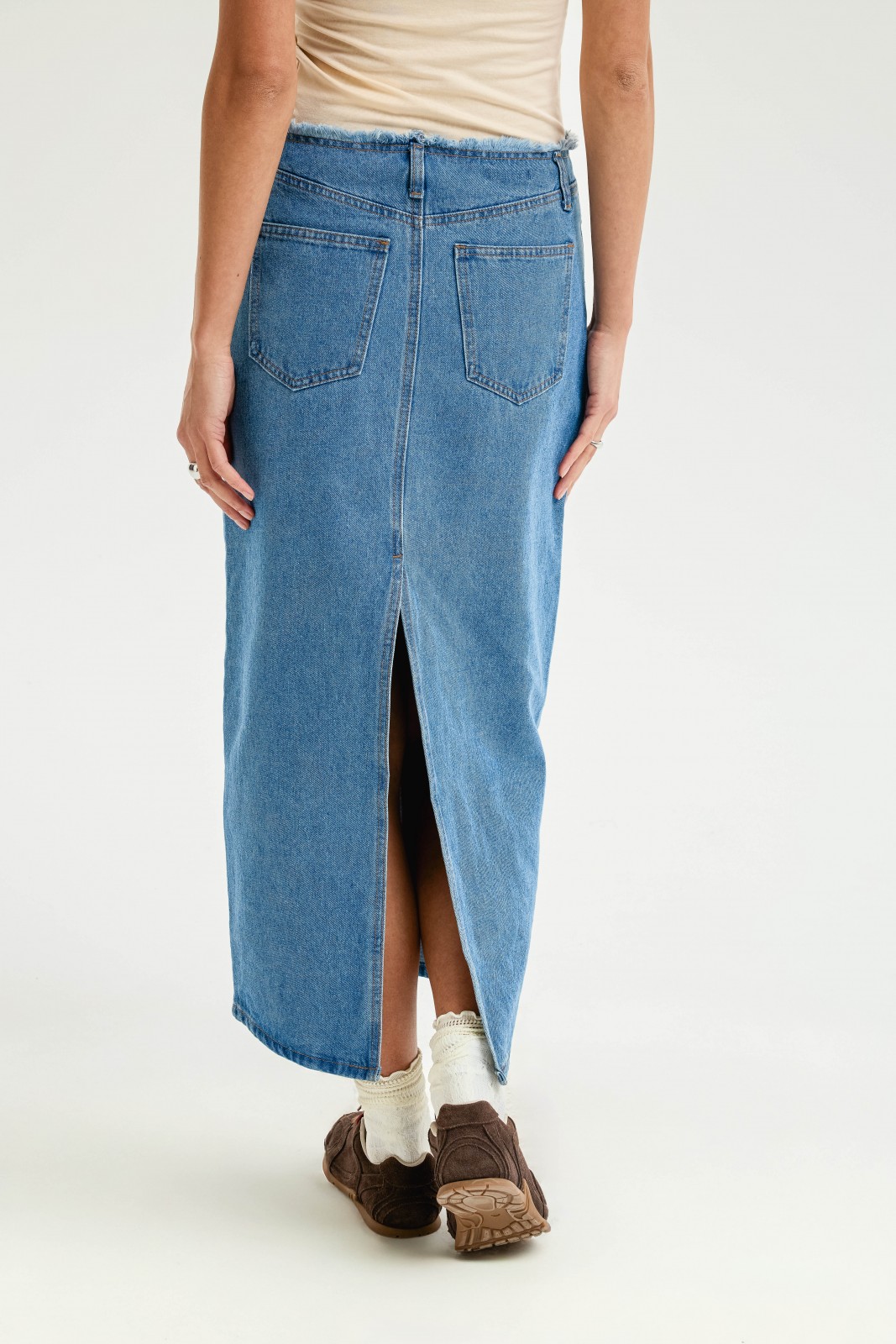 Прямая джинсовая юбка миди с разрезом