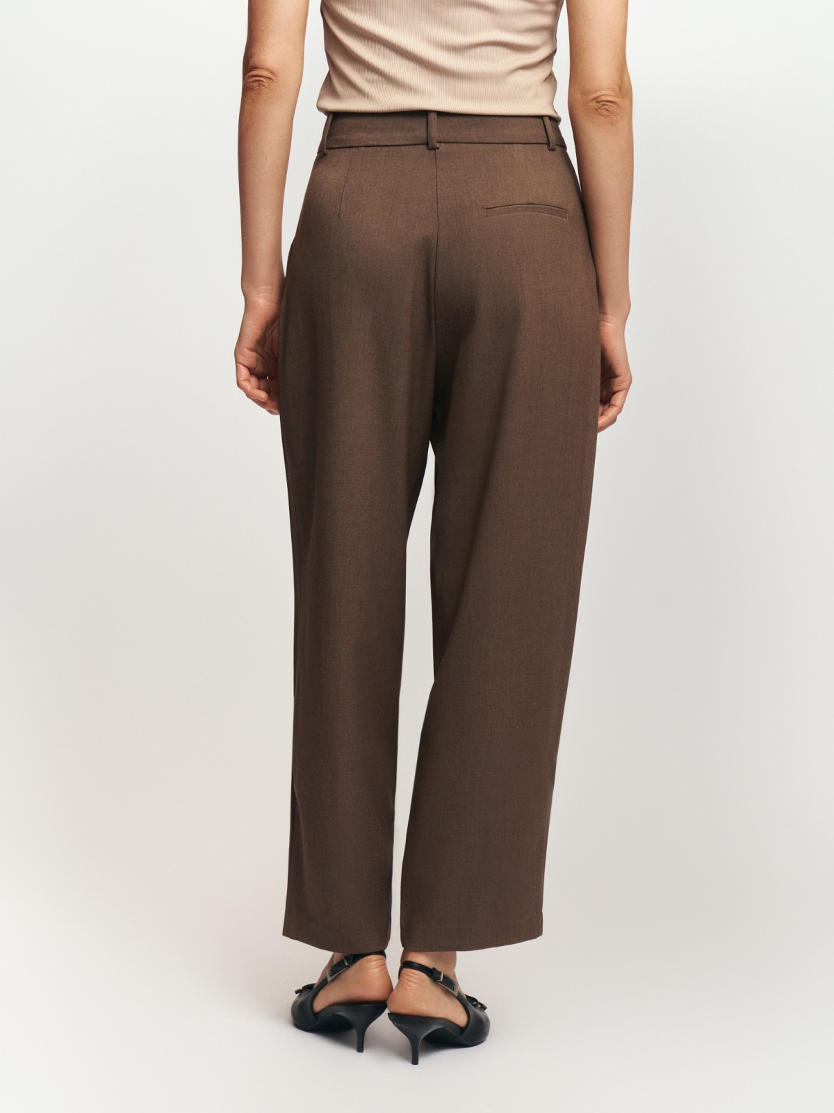 Офисные брюки фасона Carrot с защипами