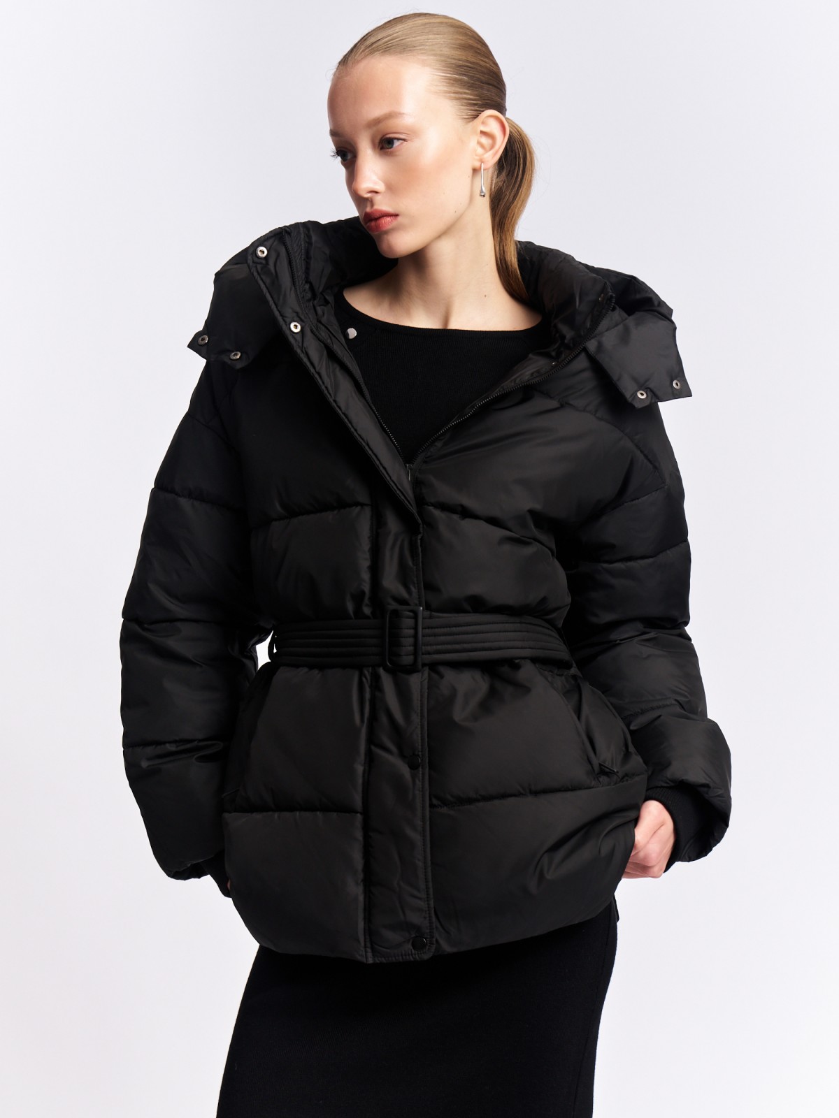 Тёплая куртка с капюшоном и поясом